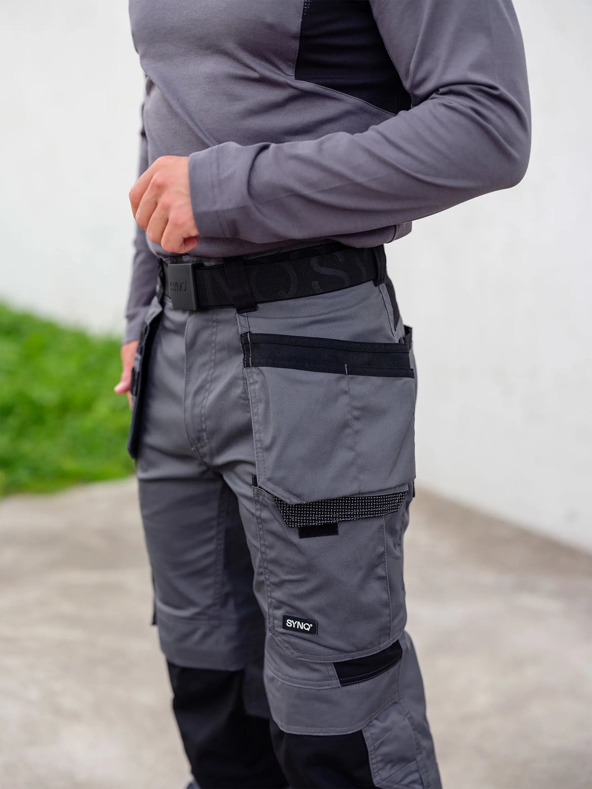 SYNQ Quarterback in Anthracite grey/Black, lifestyle photo
