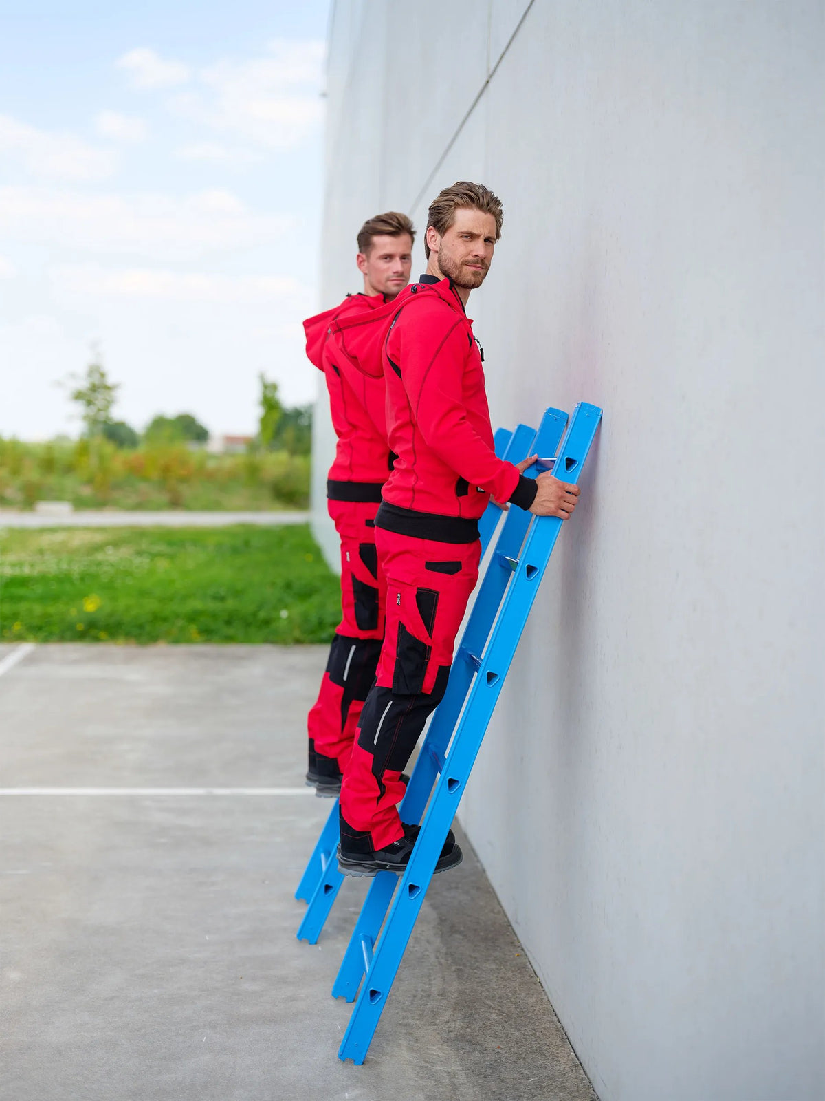 SYNQ Sqoot in Red/Black, lifestyle photo