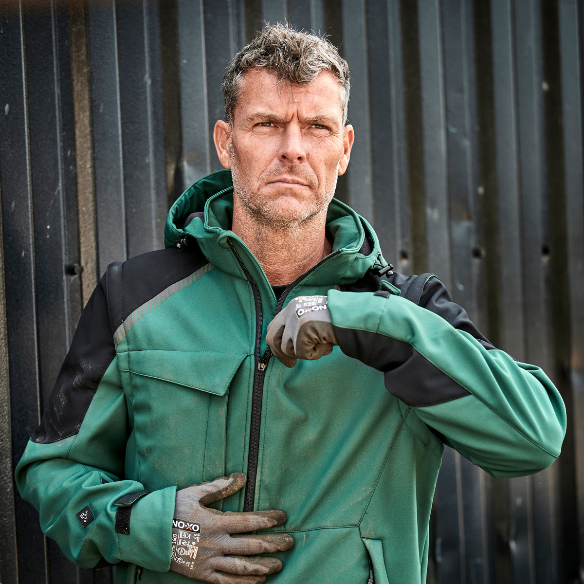 ELKA Rainwear Working Xtreme Softshell Jacket with detachable sleeves in Green/Black