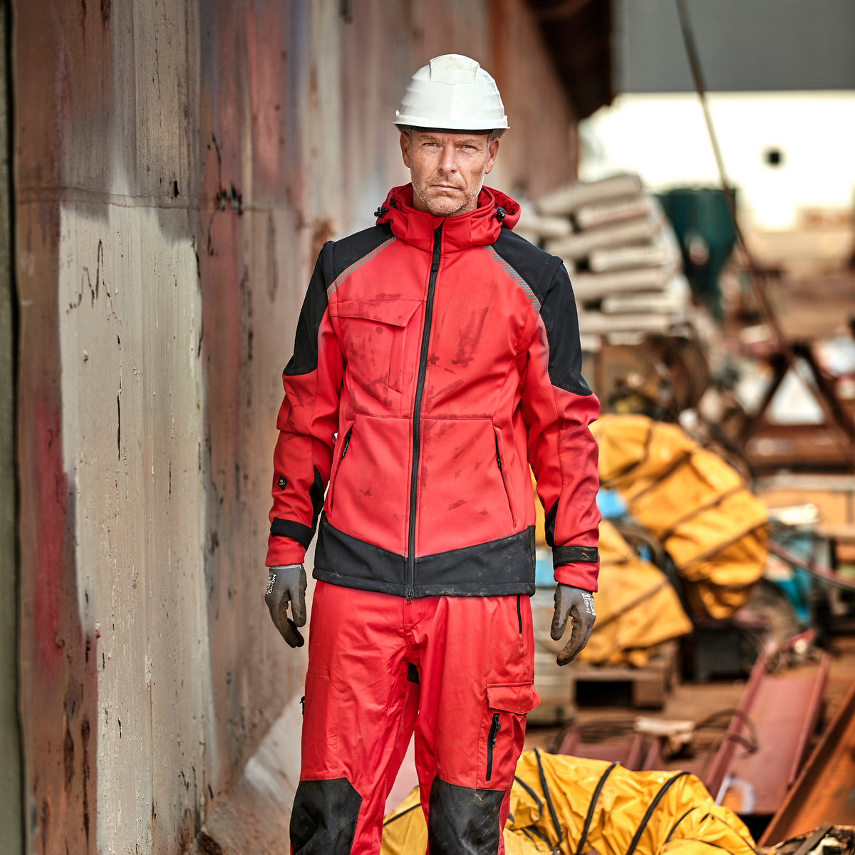 ELKA Rainwear Working Xtreme Softshell Jacket with detachable sleeves in Red/Black
