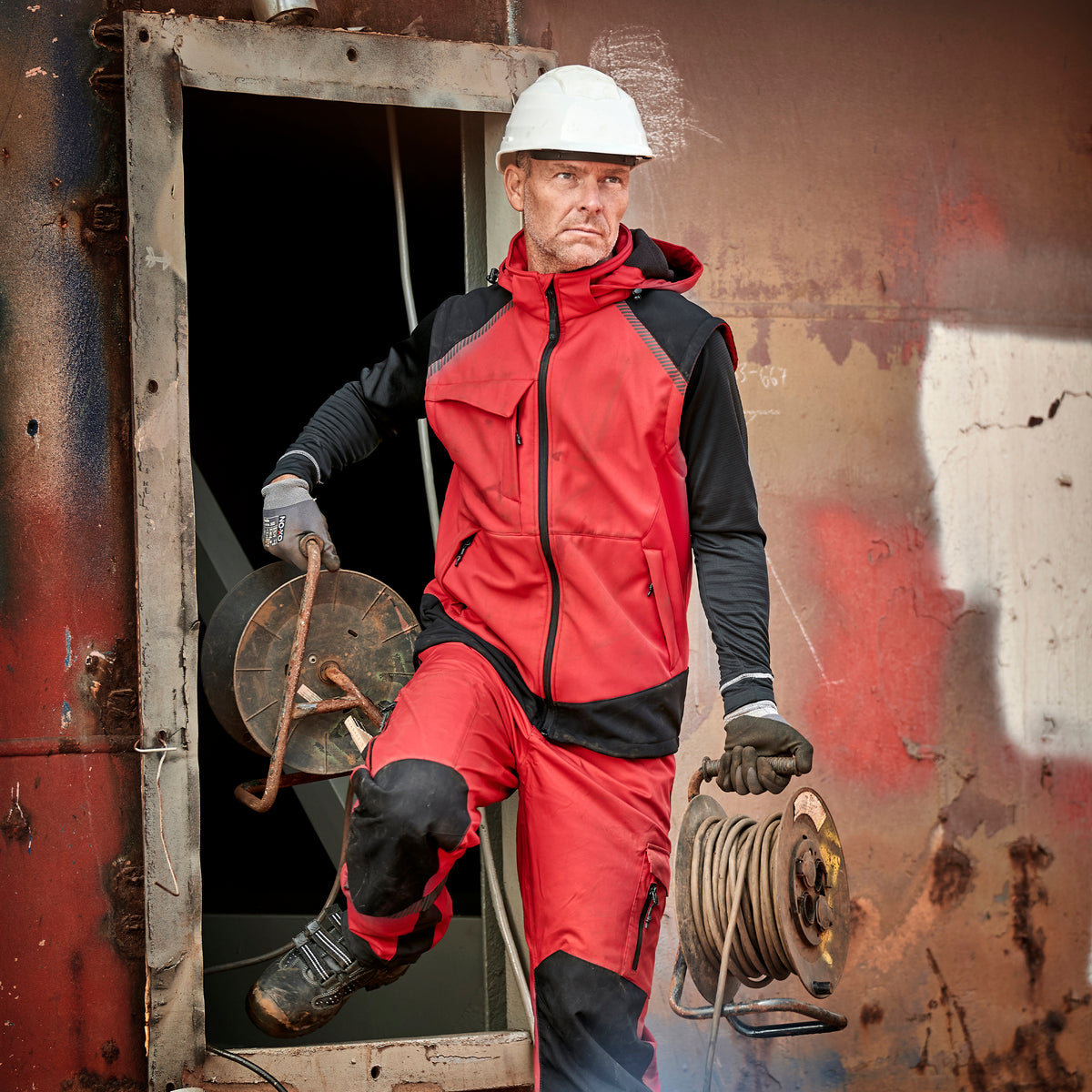 ELKA Rainwear Working Xtreme Softshell Jacket with detachable sleeves in Red/Black