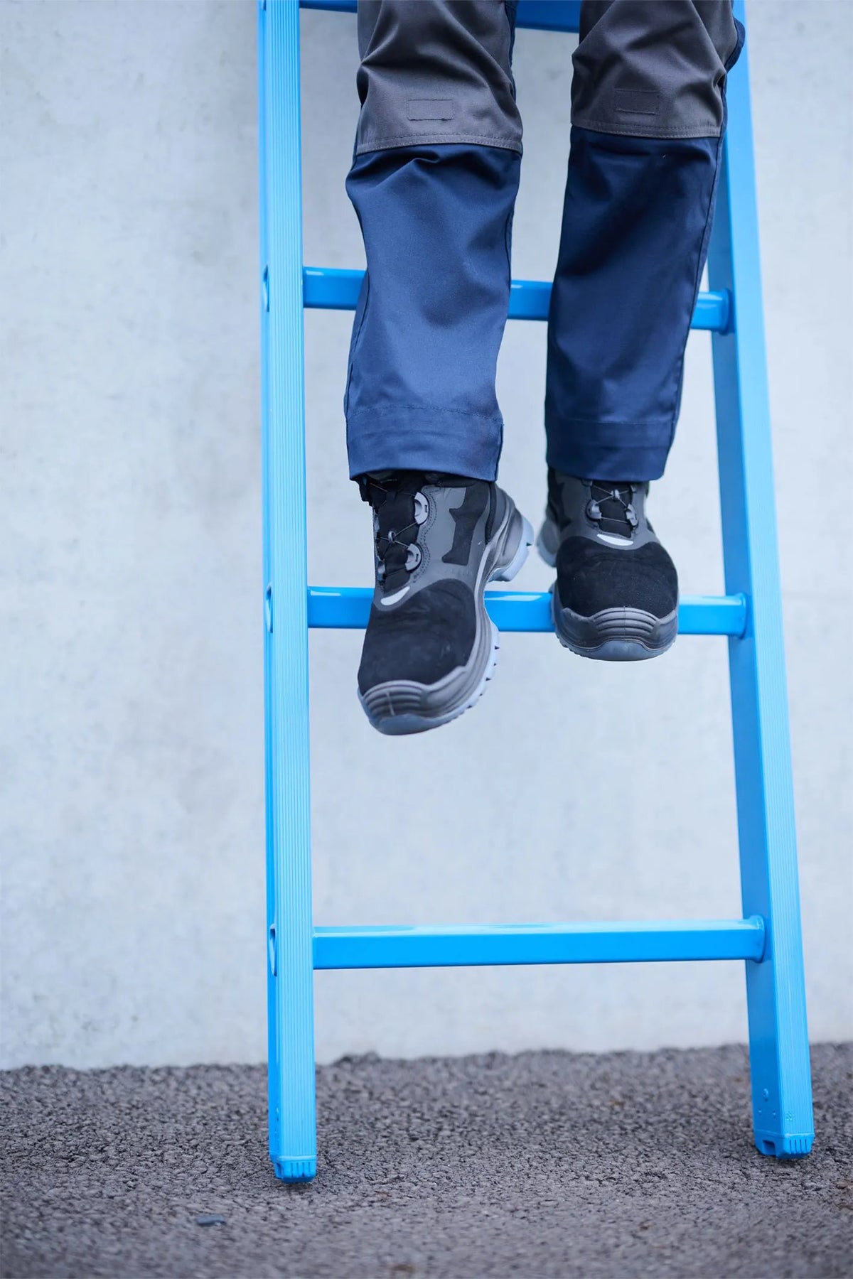 SYNQ Keeper Women in Navy blue/Anthracite grey, lifestyle photo