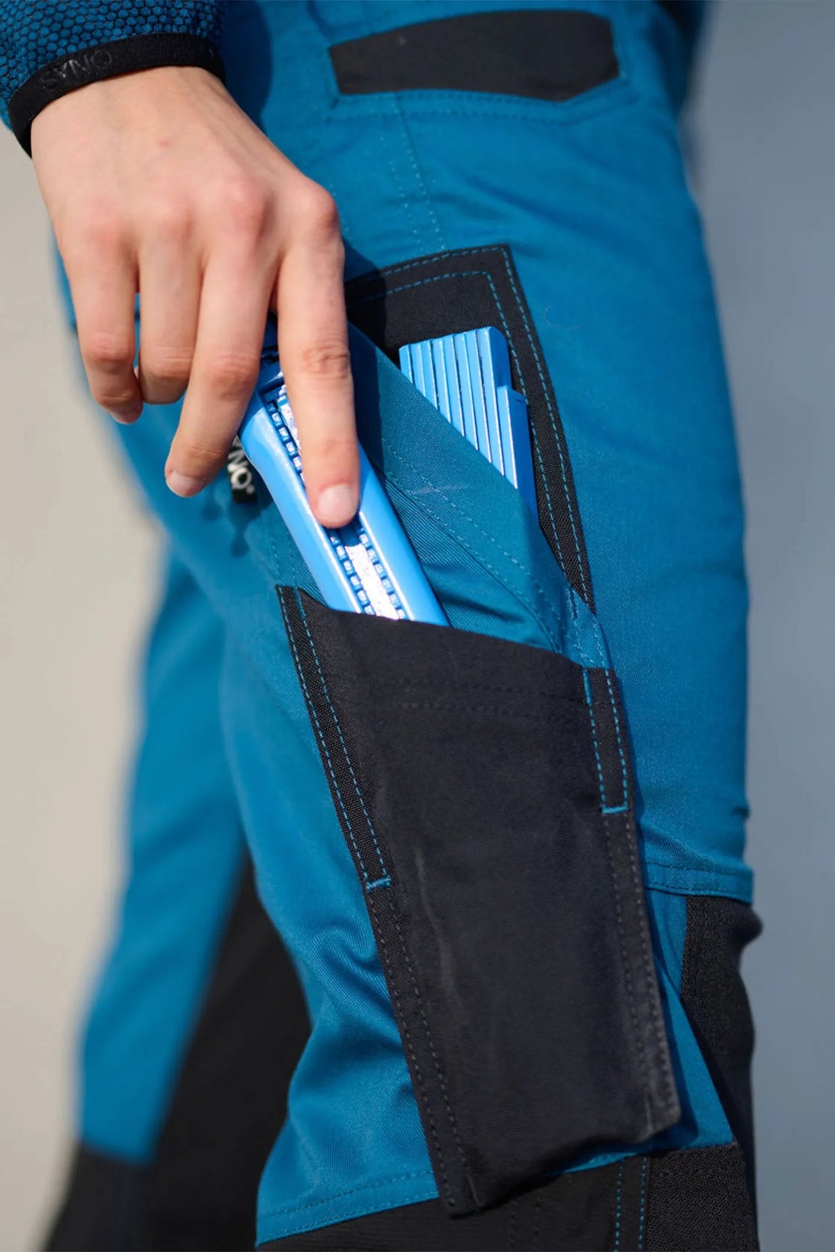 SYNQ Sqill Women in Petrol blue/Black, lifestyle photo