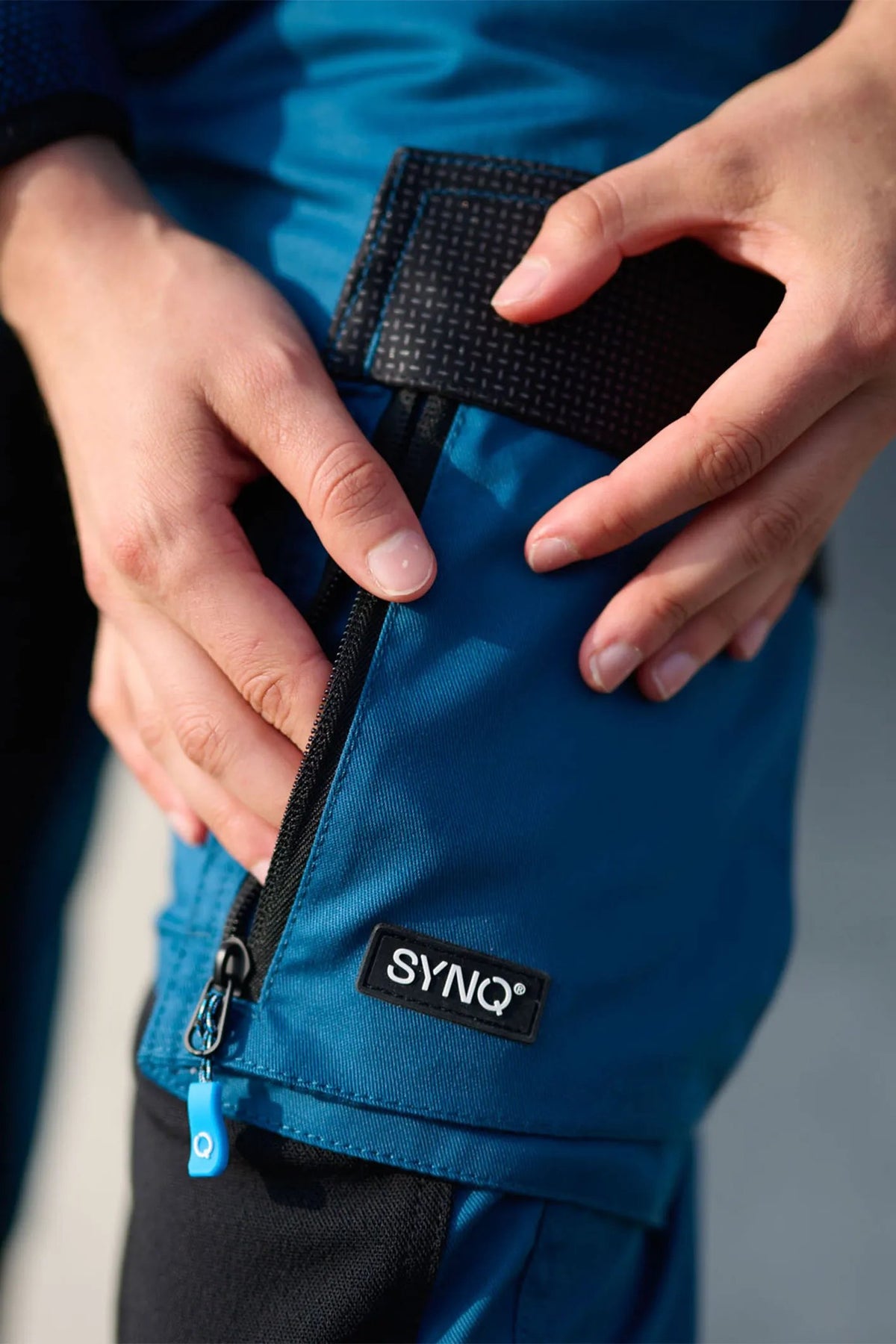 SYNQ Sqill Women in Petrol blue/Black, lifestyle photo