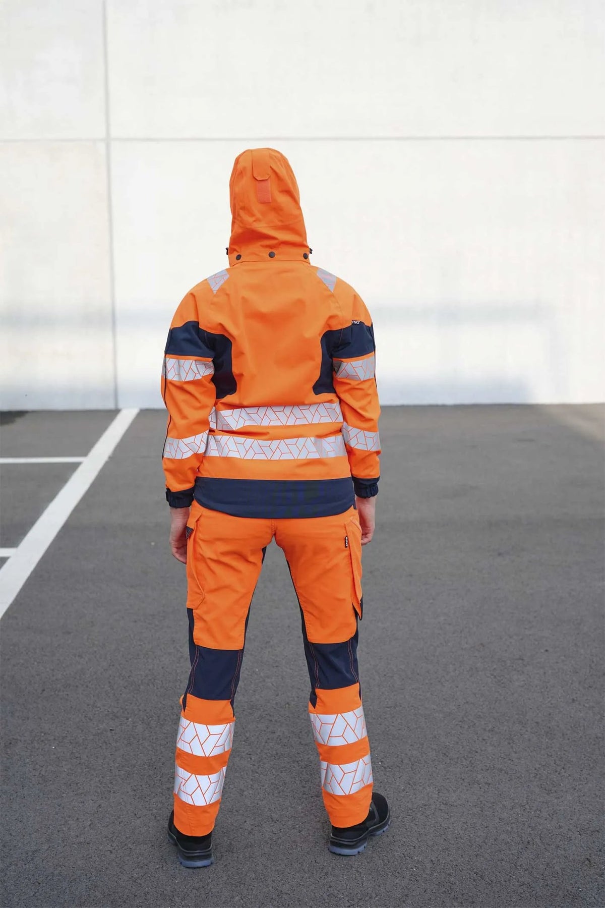 SYNQ Beaqon Women in High-vis orange/Navy blue, lifestyle photo