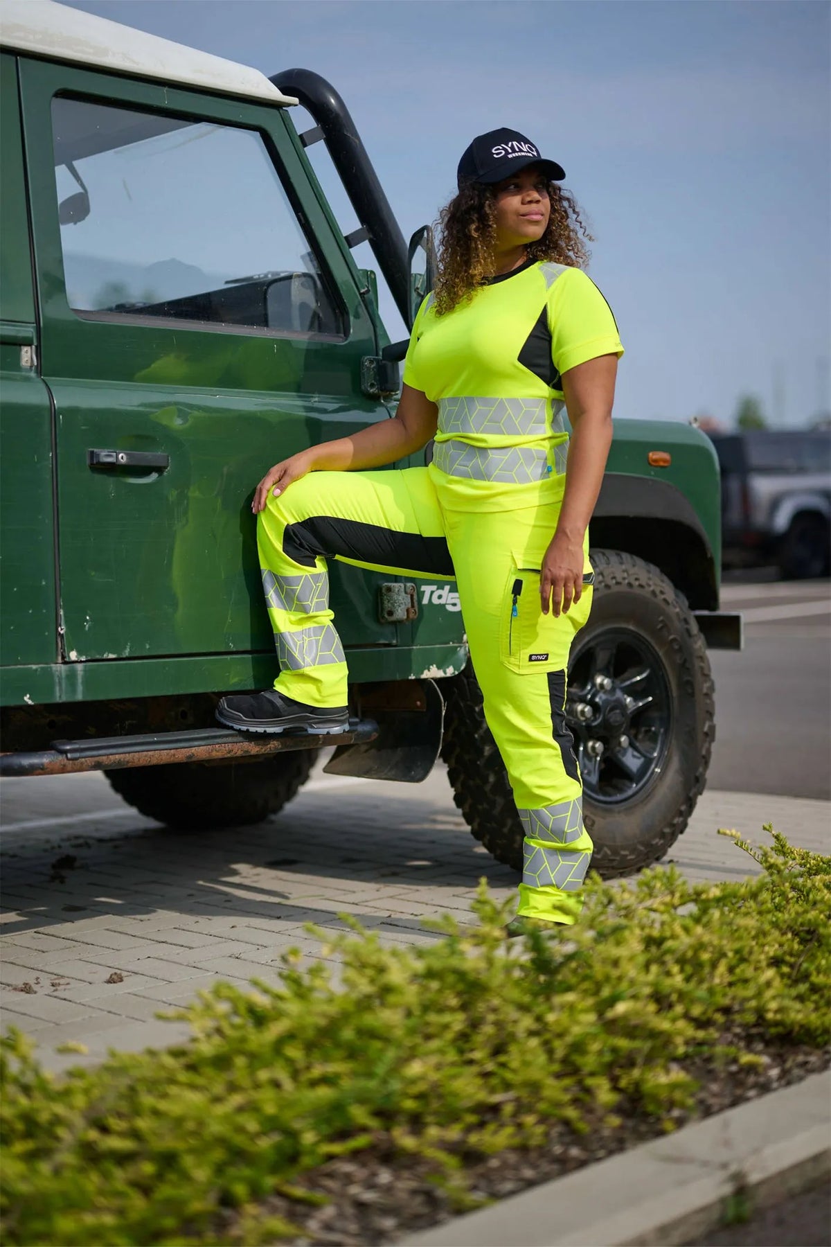 SYNQ Beaqon Women in High-vis yellow/Black, lifestyle photo