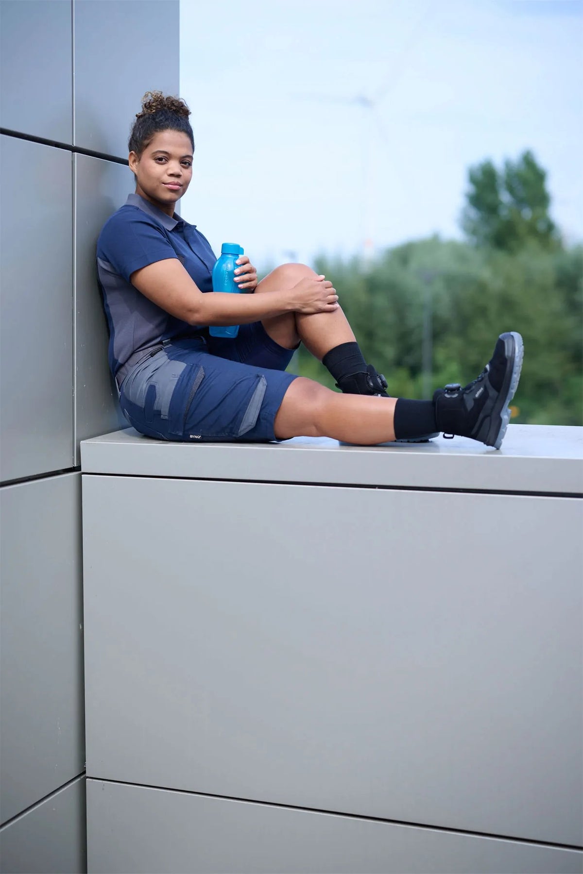 SYNQ Slamdunk Women in Navy blue/Anthracite grey, lifestyle photo