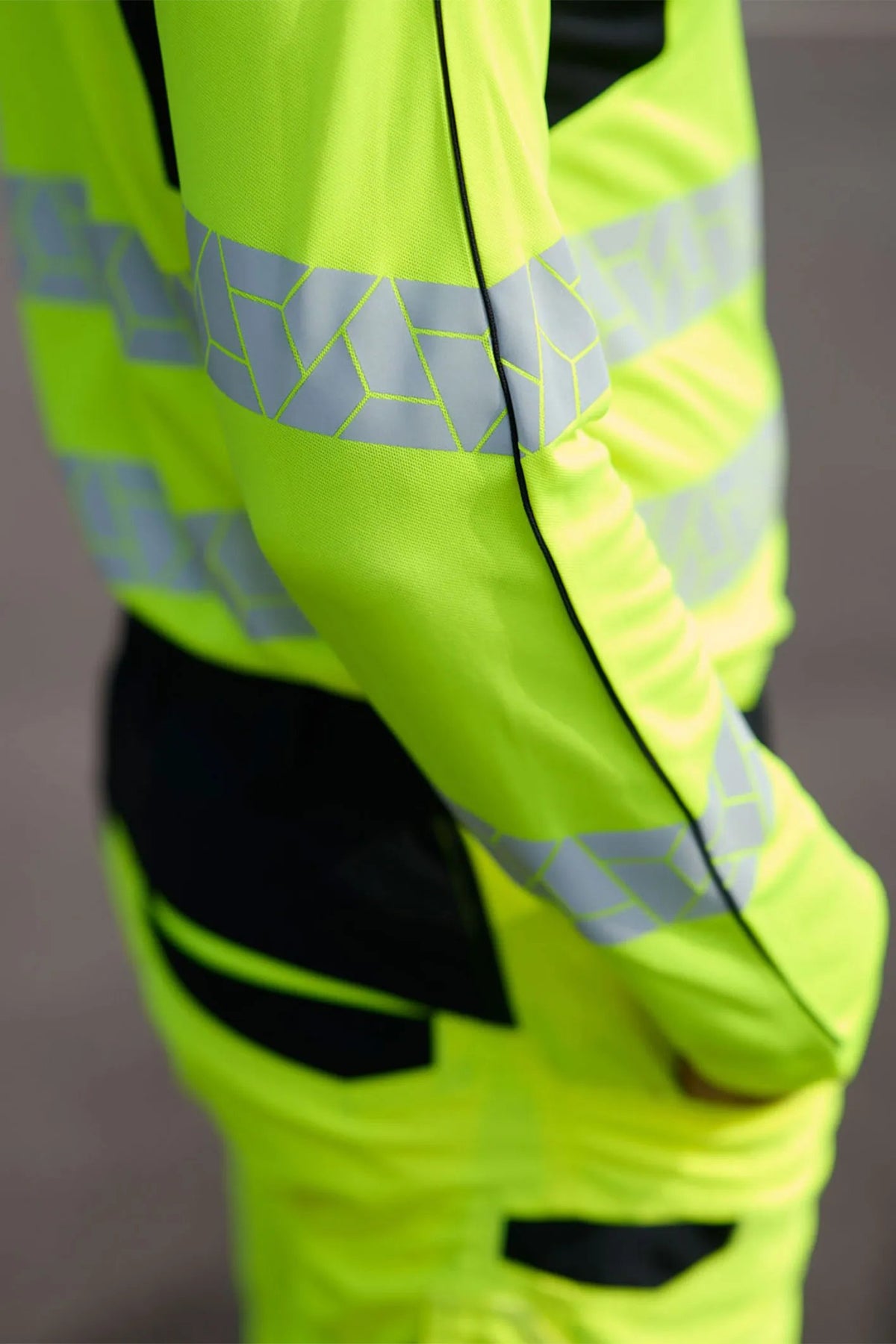 SYNQ Littup in High-vis yellow/Black, lifestyle photo