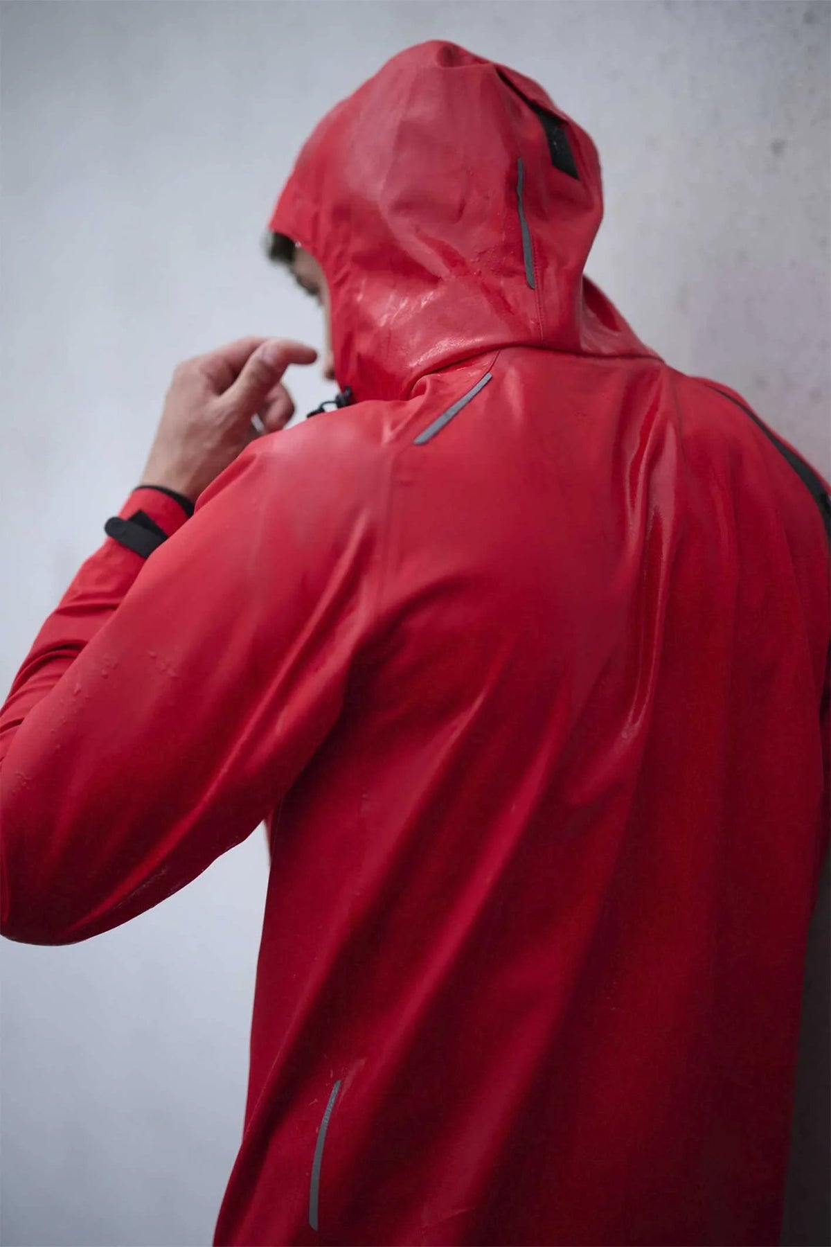 SYNQ Qloud in Red/Black, lifestyle photo
