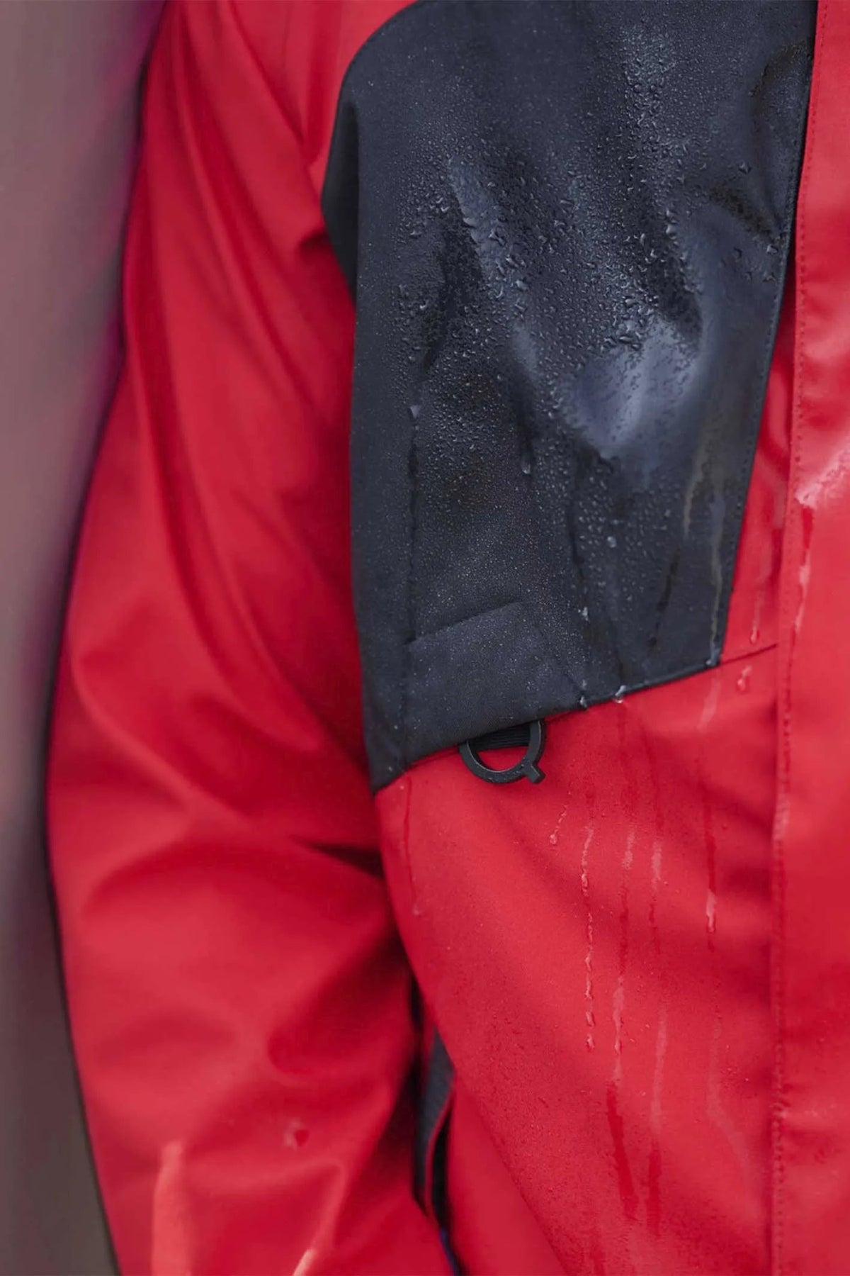 SYNQ Qloud in Red/Black, lifestyle photo