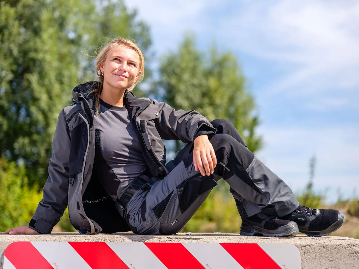 SYNQ Qold Women in Anthracite grey/Black, lifestyle photo