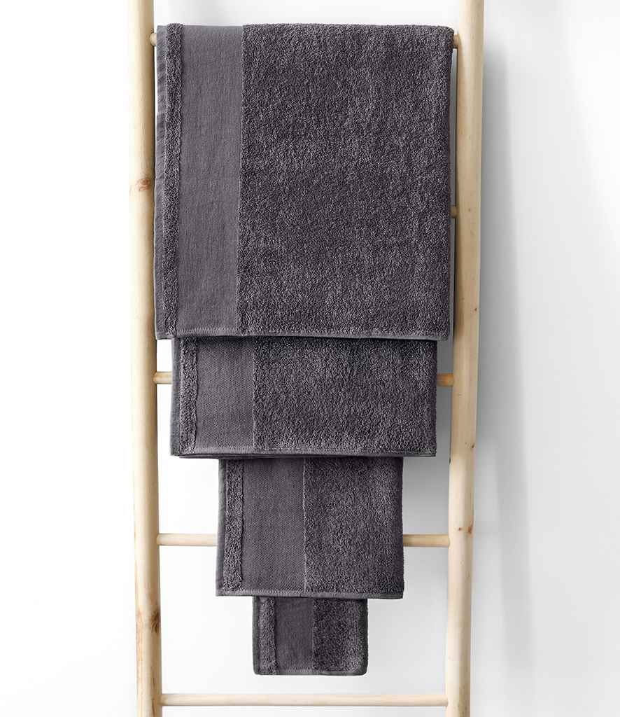 SOL'S Island 70 Bath Towel in Dark Grey, front view