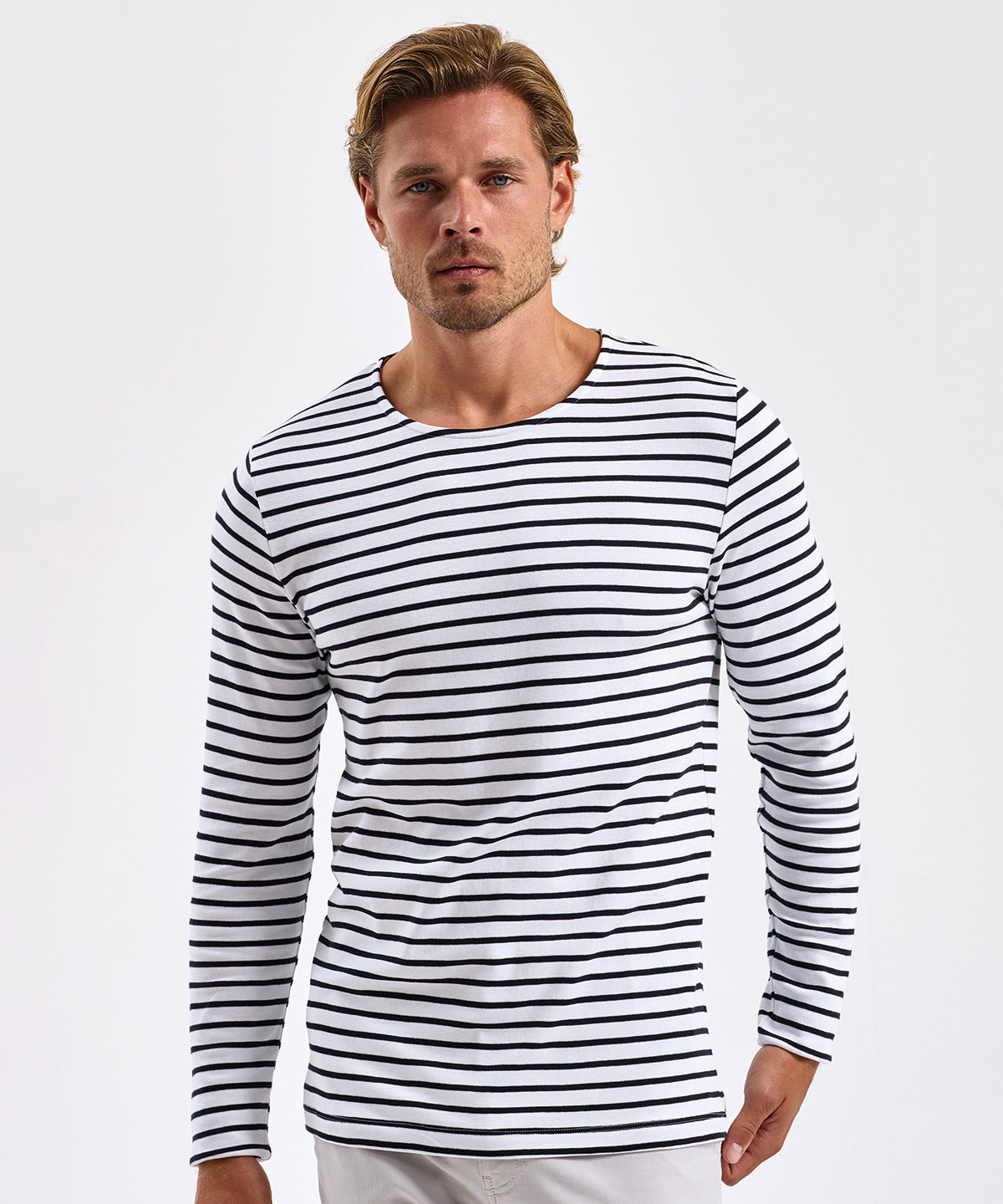 Asquith & Fox Men's Marinière coastal long sleeve tee in White/Navy, lifestyle photo
