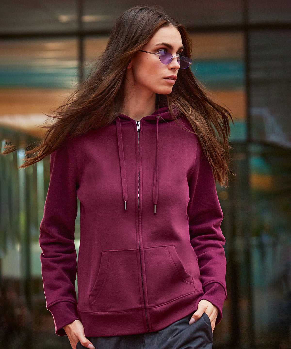 B&C Collection B&C Queen zipped hooded, lifestyle photo