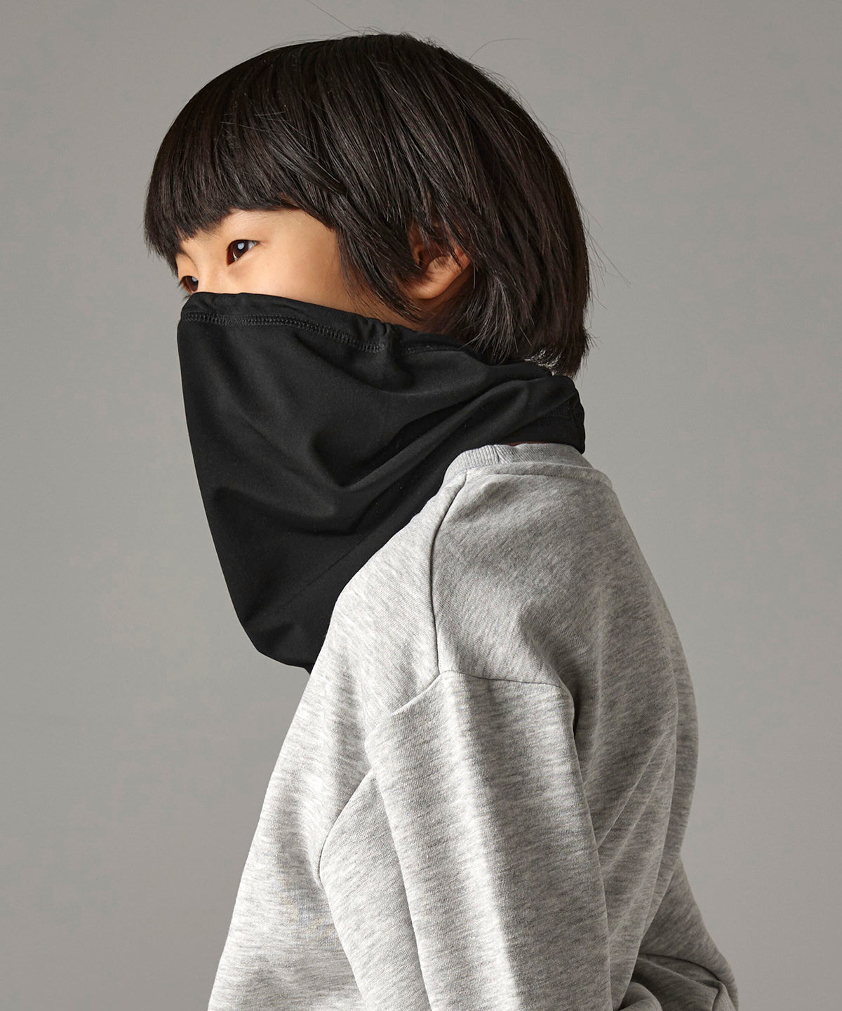 Beechfield Junior softshell sports tech neck warmer in Black, lifestyle photo