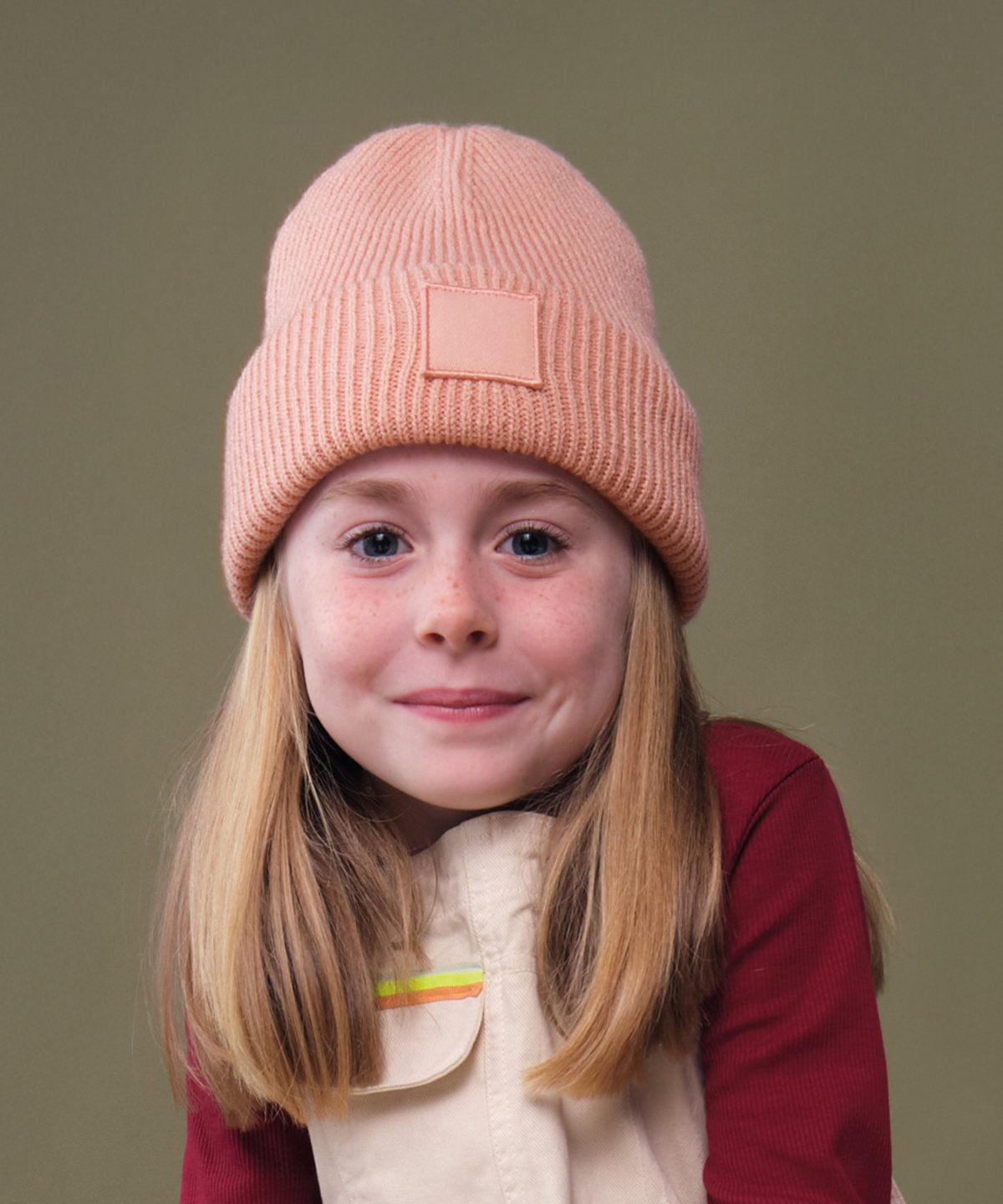 Beechfield Kids deep cuffed tonal patch beanie, lifestyle photo