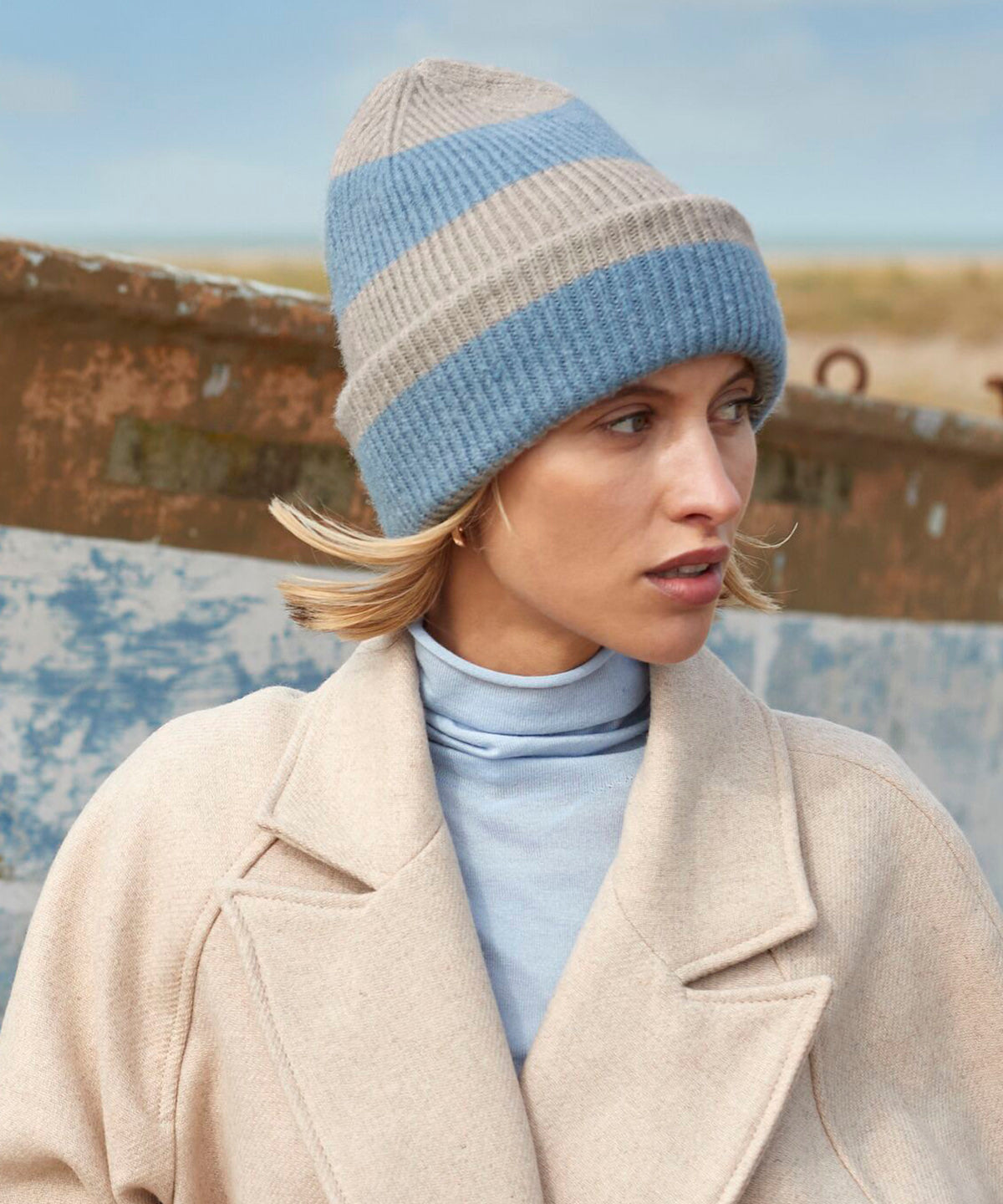 Beechfield Colour block beanie, lifestyle photo