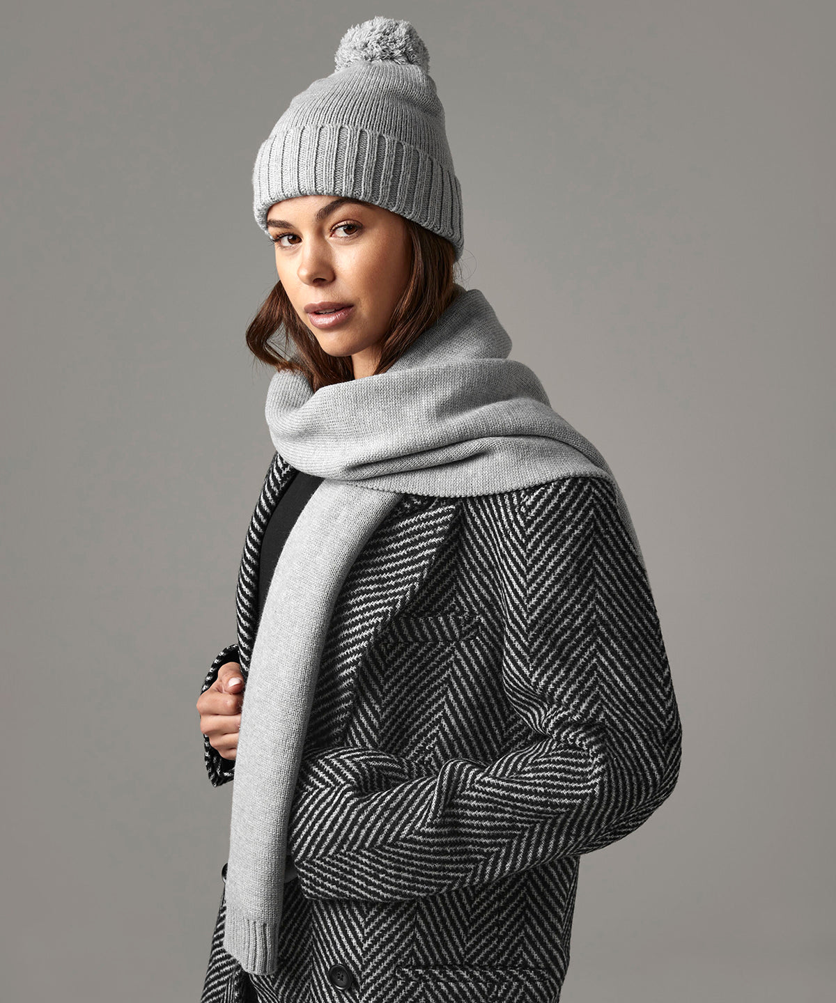 Beechfield Knitted scarf and beanie gift set, lifestyle photo