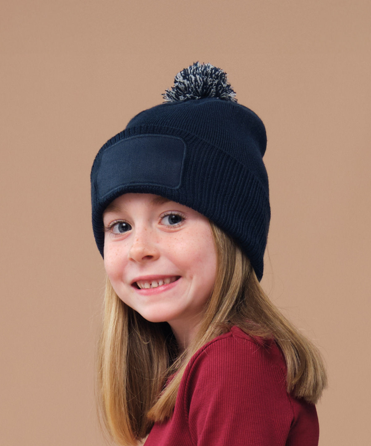 Beechfield Kids snowstar patch beanie, lifestyle photo