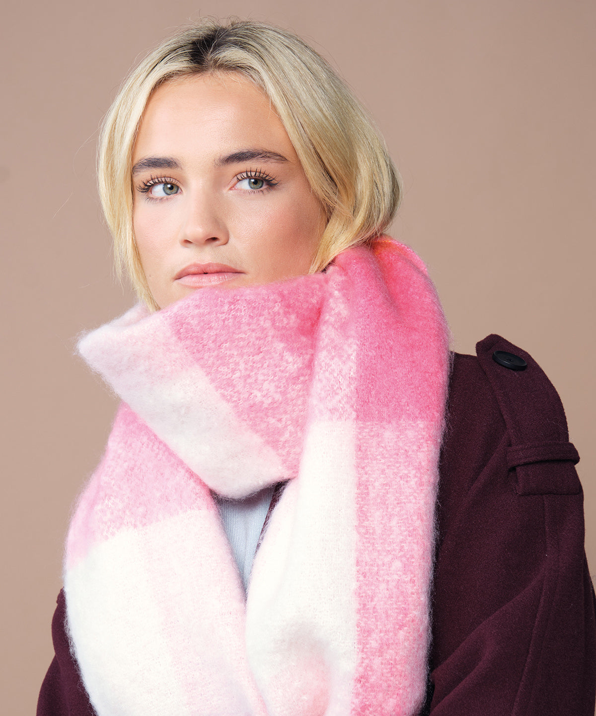 Beechfield Fluffy check scarf, lifestyle photo