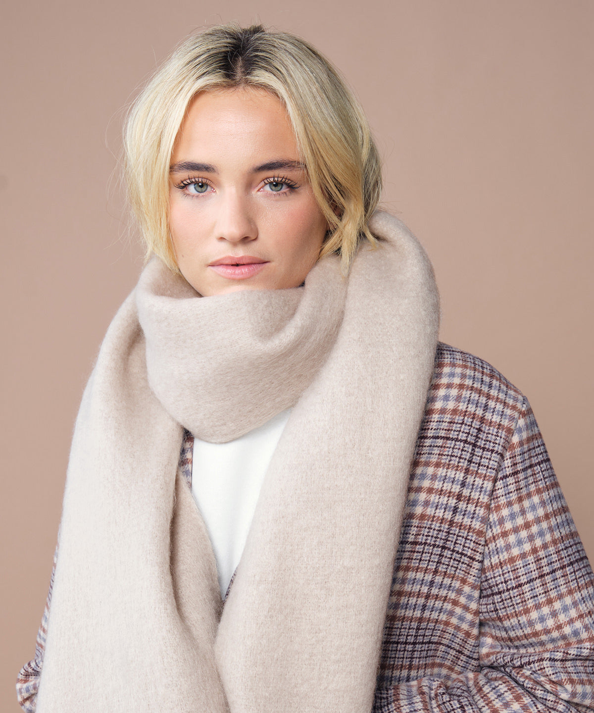 Beechfield Fluffy scarf, lifestyle photo