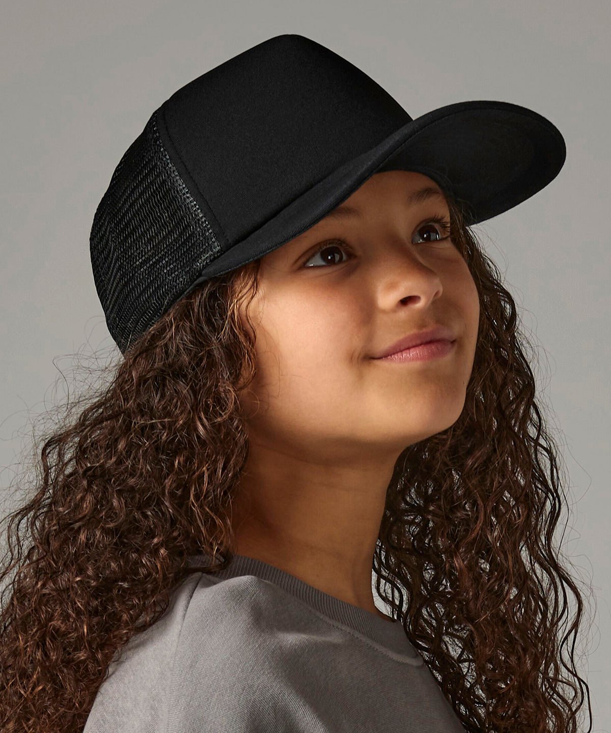 Beechfield Junior vintage snapback trucker, lifestyle photo