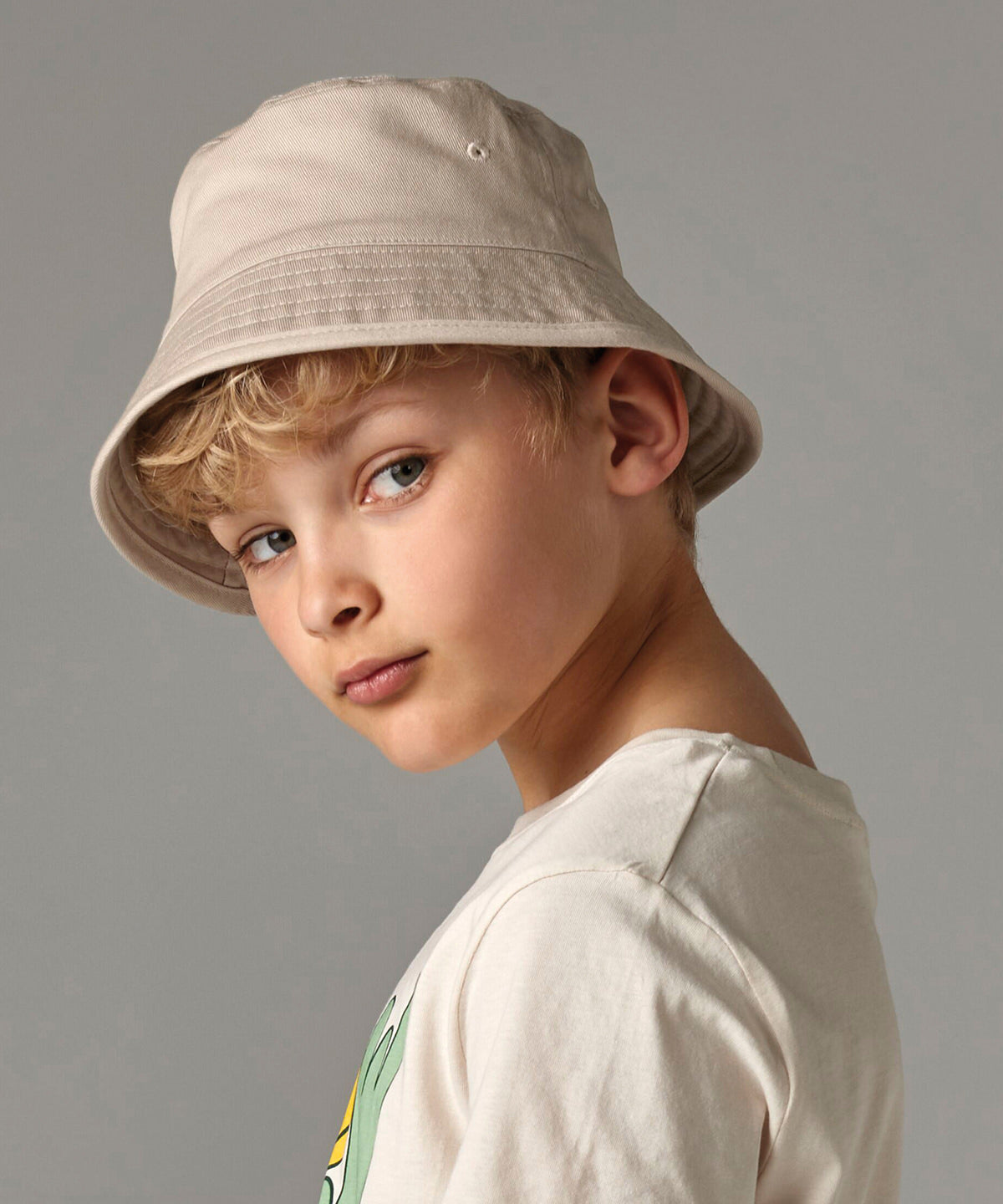 Beechfield Junior organic cotton bucket hat, lifestyle photo