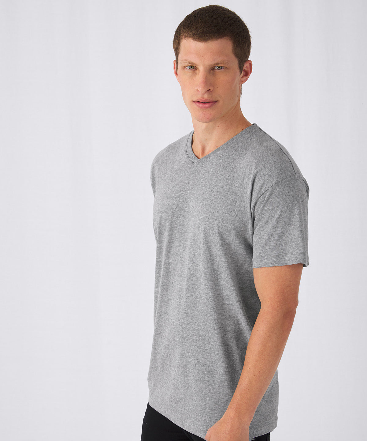 B&C Collection B&C Exact v-neck, lifestyle photo
