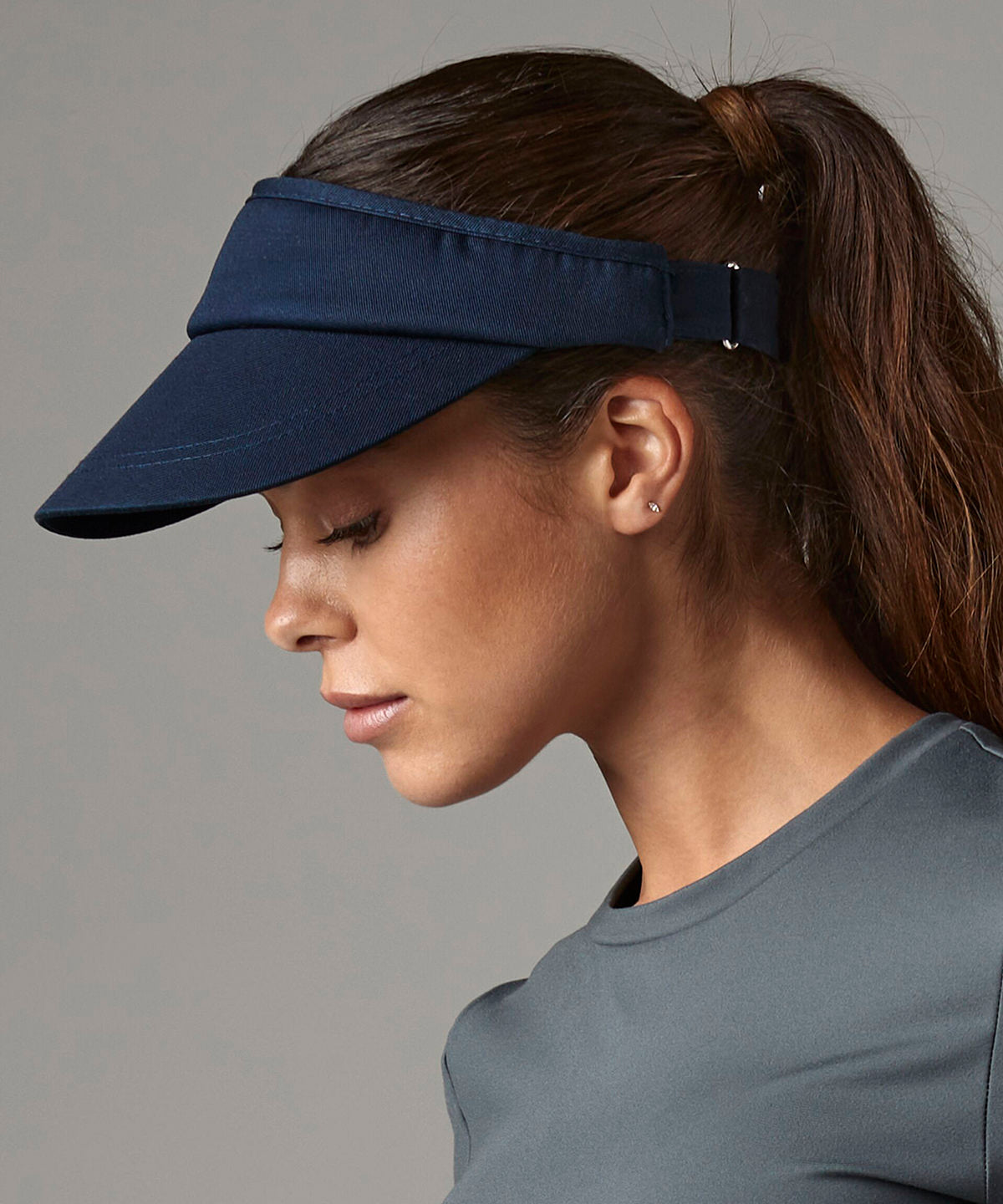 Beechfield Sports visor, lifestyle photo