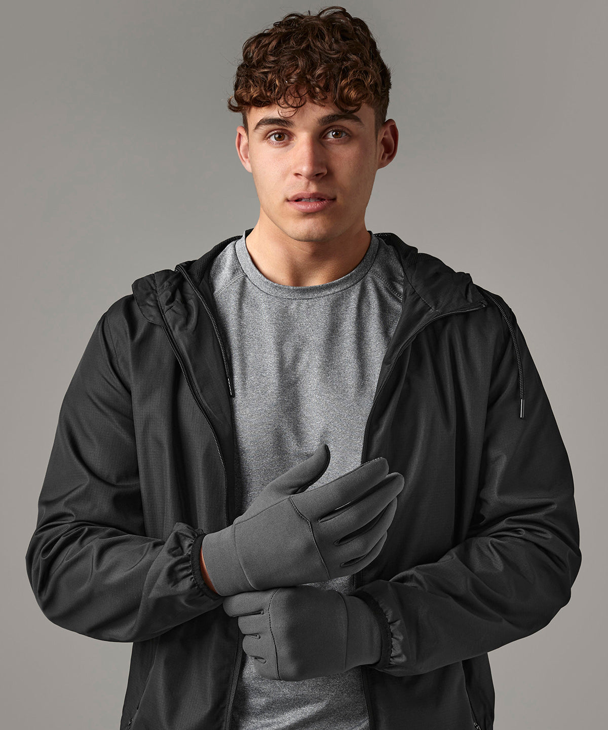 Beechfield Softshell sports tech gloves, lifestyle photo