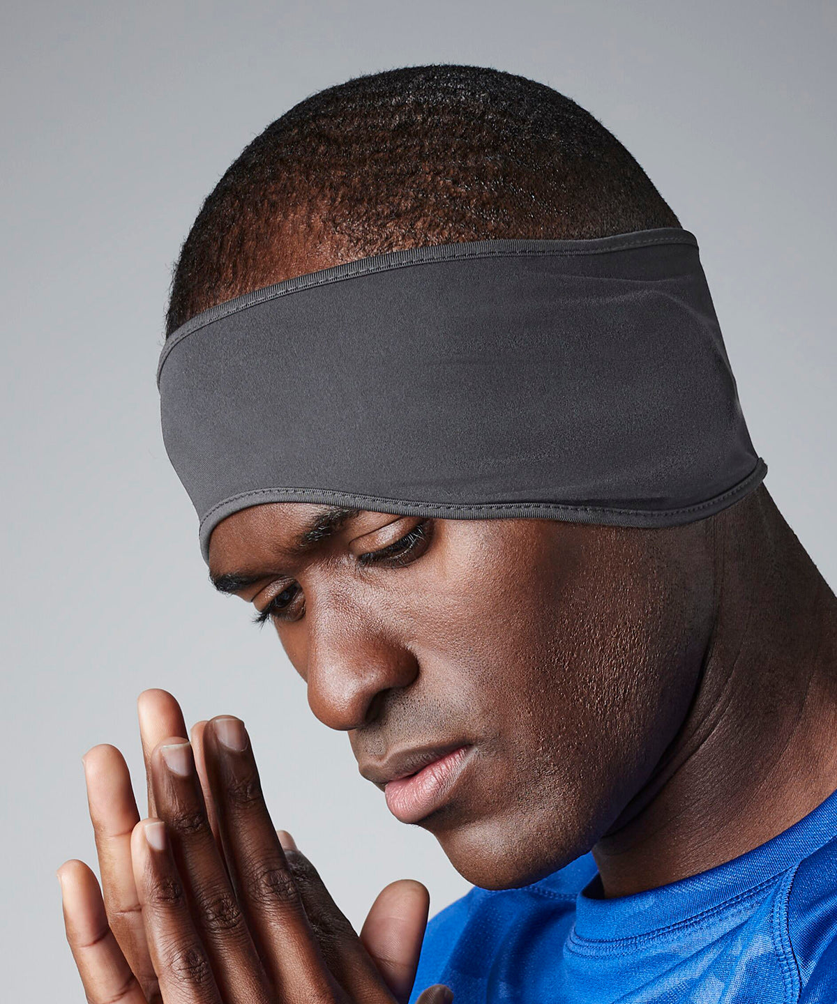 Beechfield Softshell sports tech headband in Black, lifestyle photo