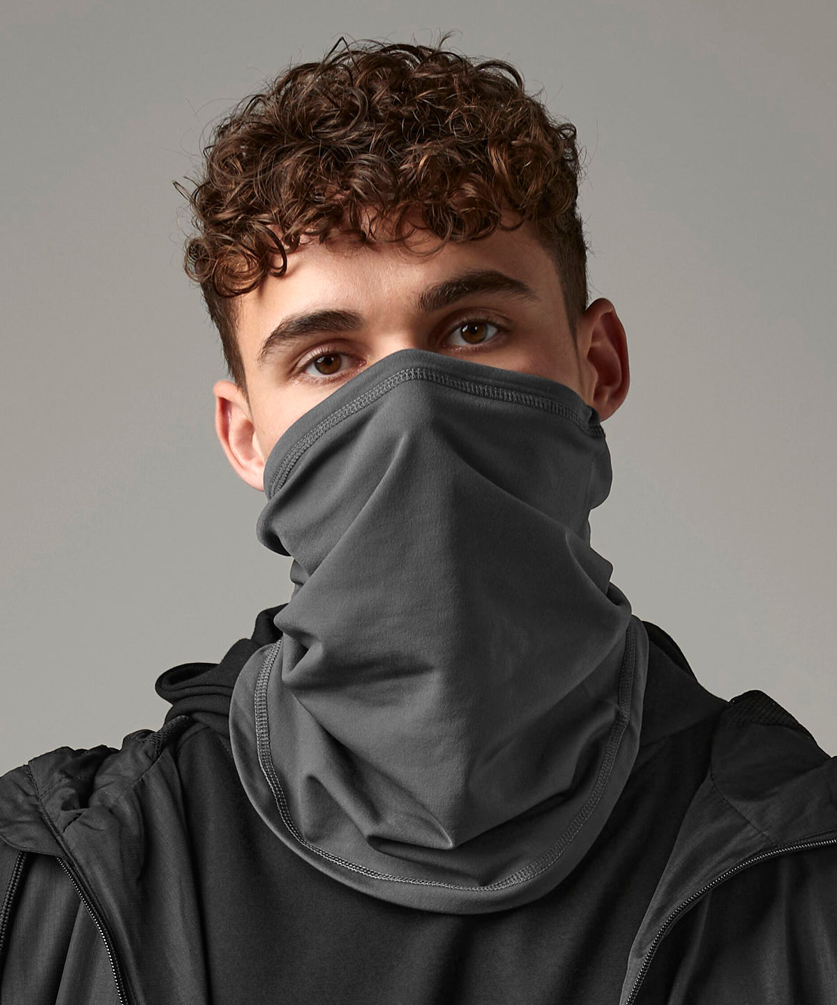 Beechfield Softshell sports tech neck warmer, lifestyle photo