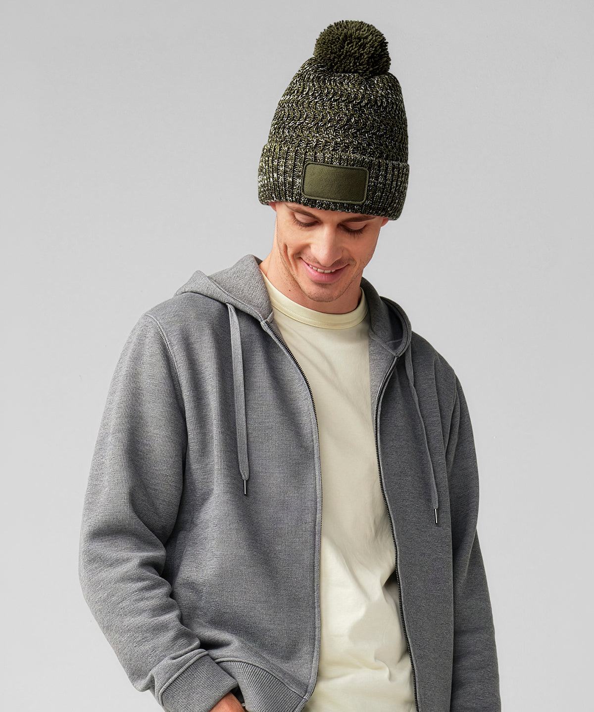 Beechfield Ramble patch pom-pom beanie, lifestyle photo