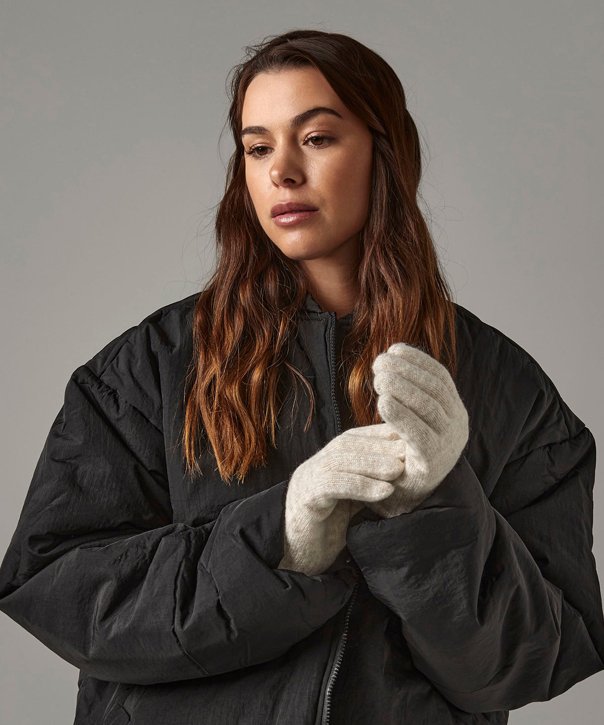Beechfield Cosy ribbed-cuff gloves, lifestyle photo