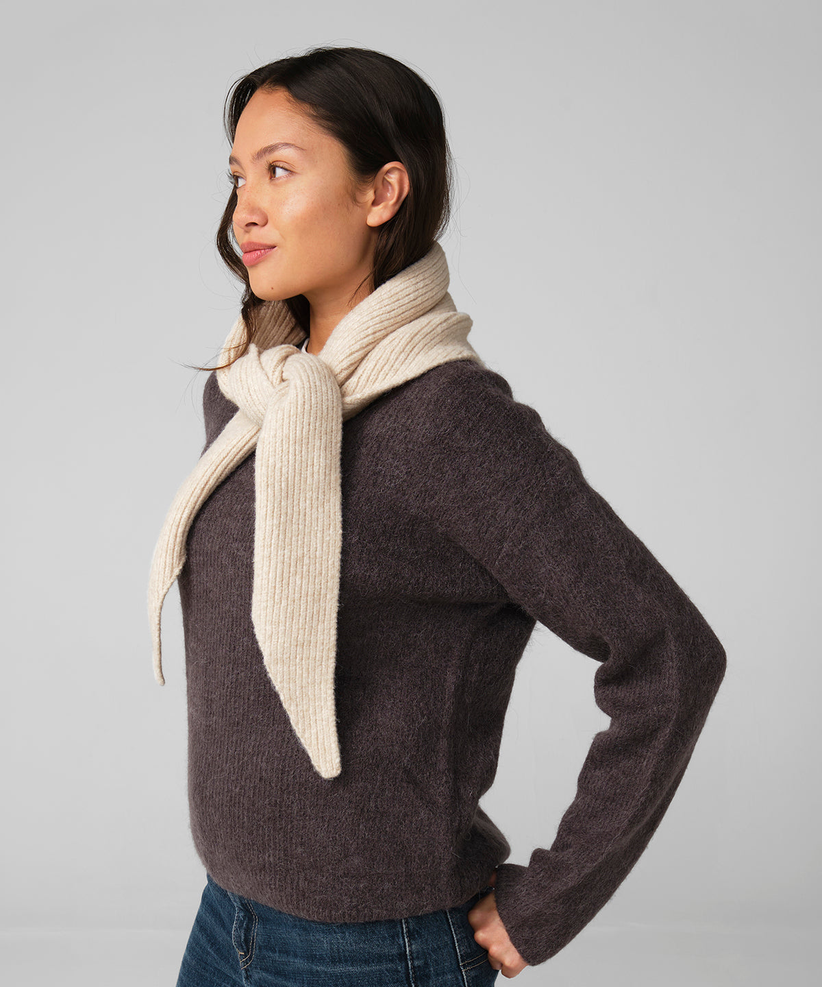Beechfield Knitted triangle scarf, lifestyle photo