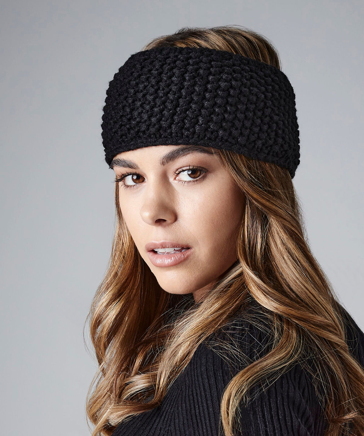 Beechfield Slopeside waffle headband in Black, lifestyle photo