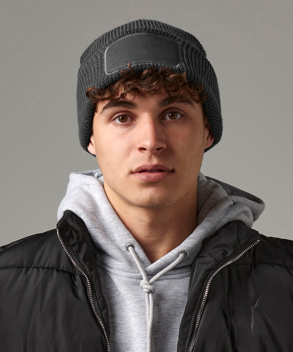 Beechfield Thinsulate patch beanie, lifestyle photo