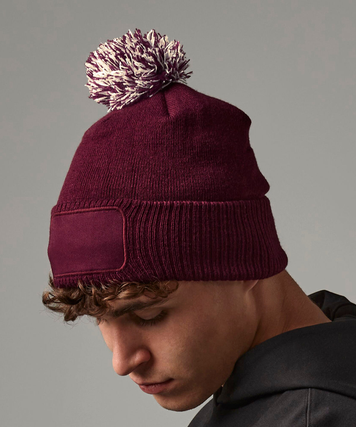 Beechfield Snowstar patch beanie, lifestyle photo
