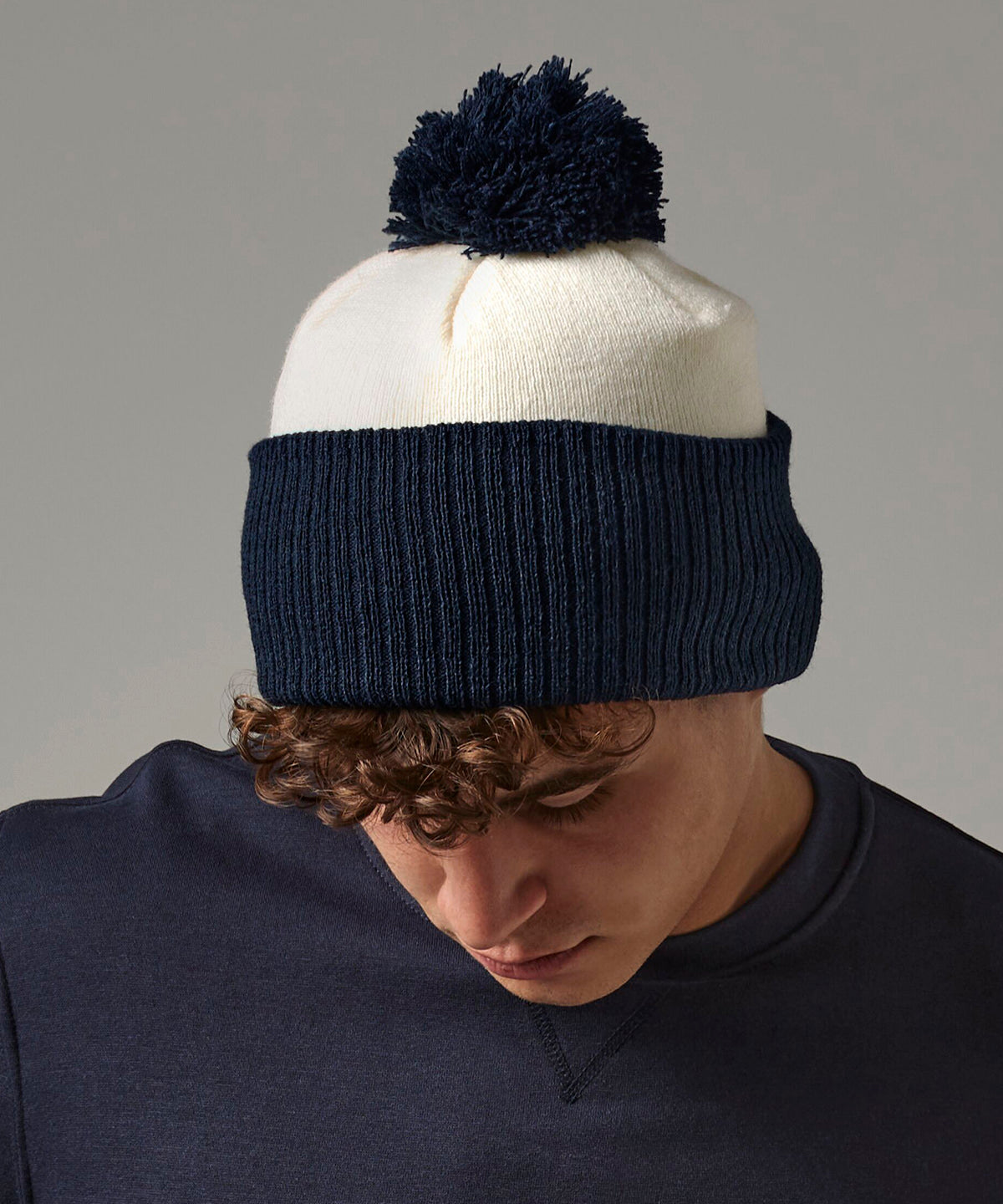 Beechfield Snowstar two-tone beanie, lifestyle photo