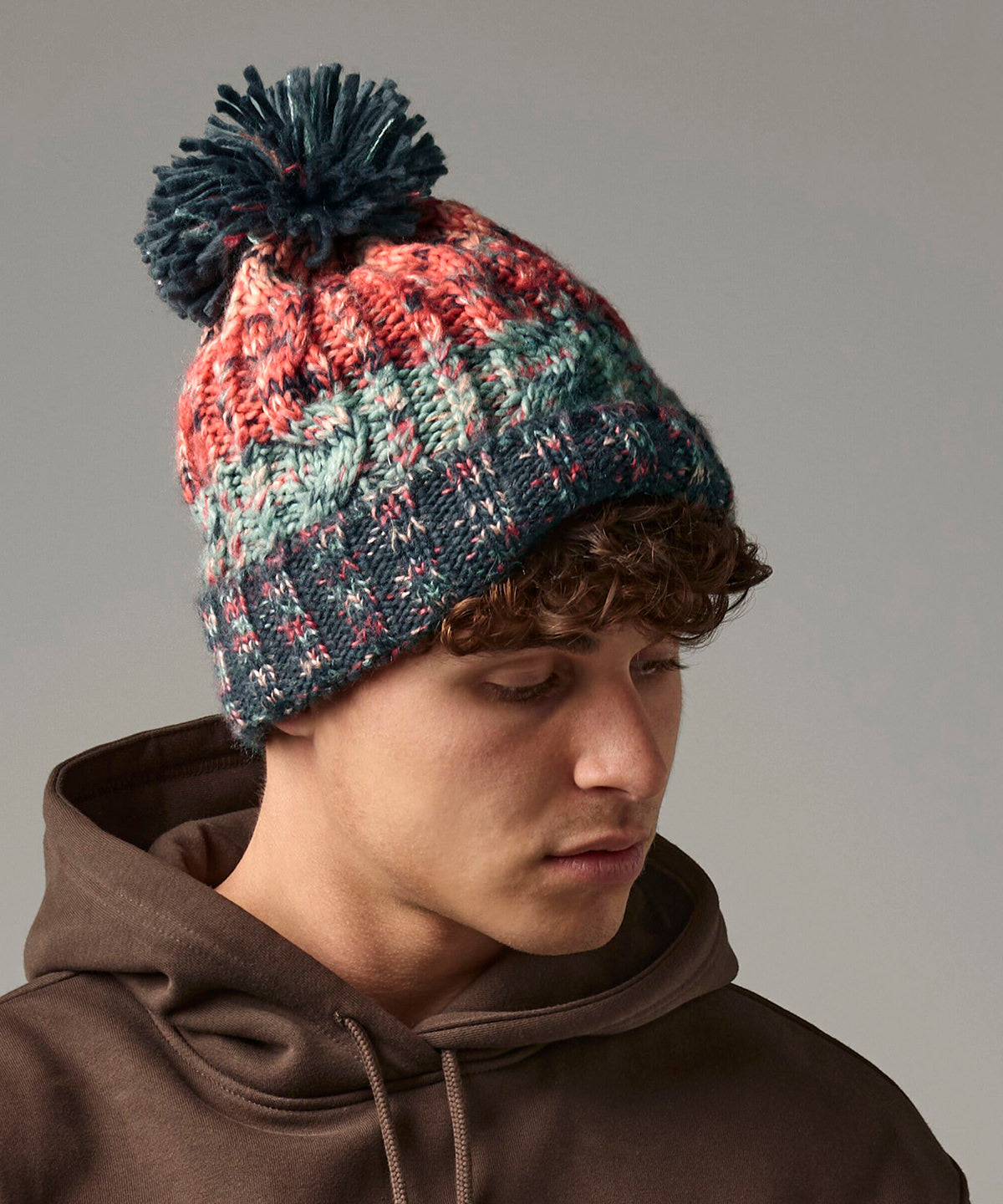Beechfield Corkscrew pom pom beanie, lifestyle photo