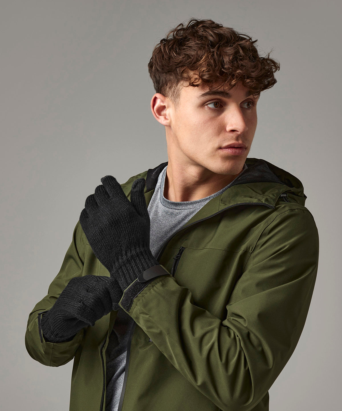 Beechfield Touchscreen smart gloves in Black, lifestyle photo