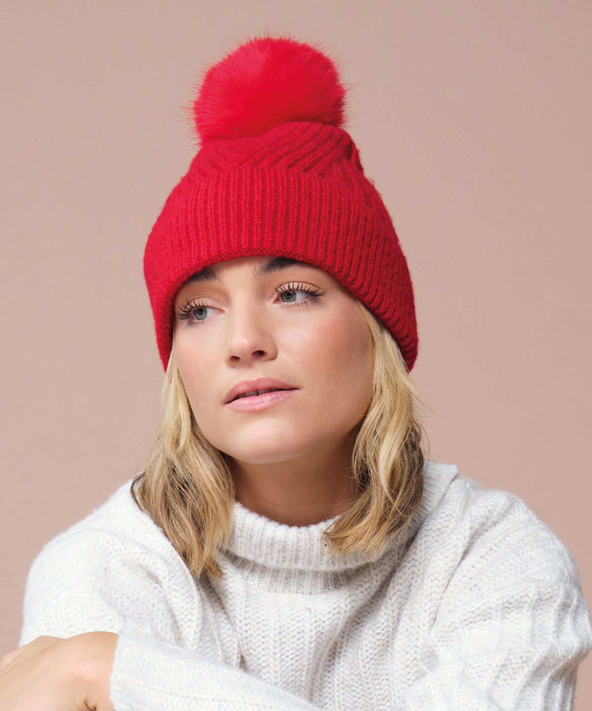 Beechfield Snow luxe beanie, lifestyle photo