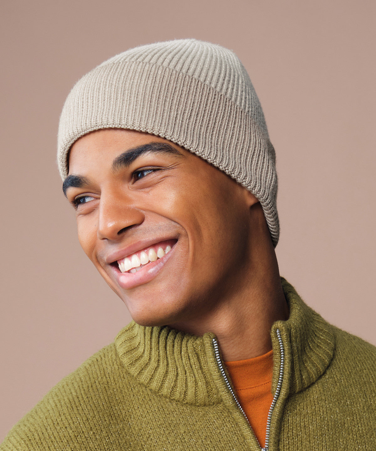 Beechfield Dip-dye beanie, lifestyle photo