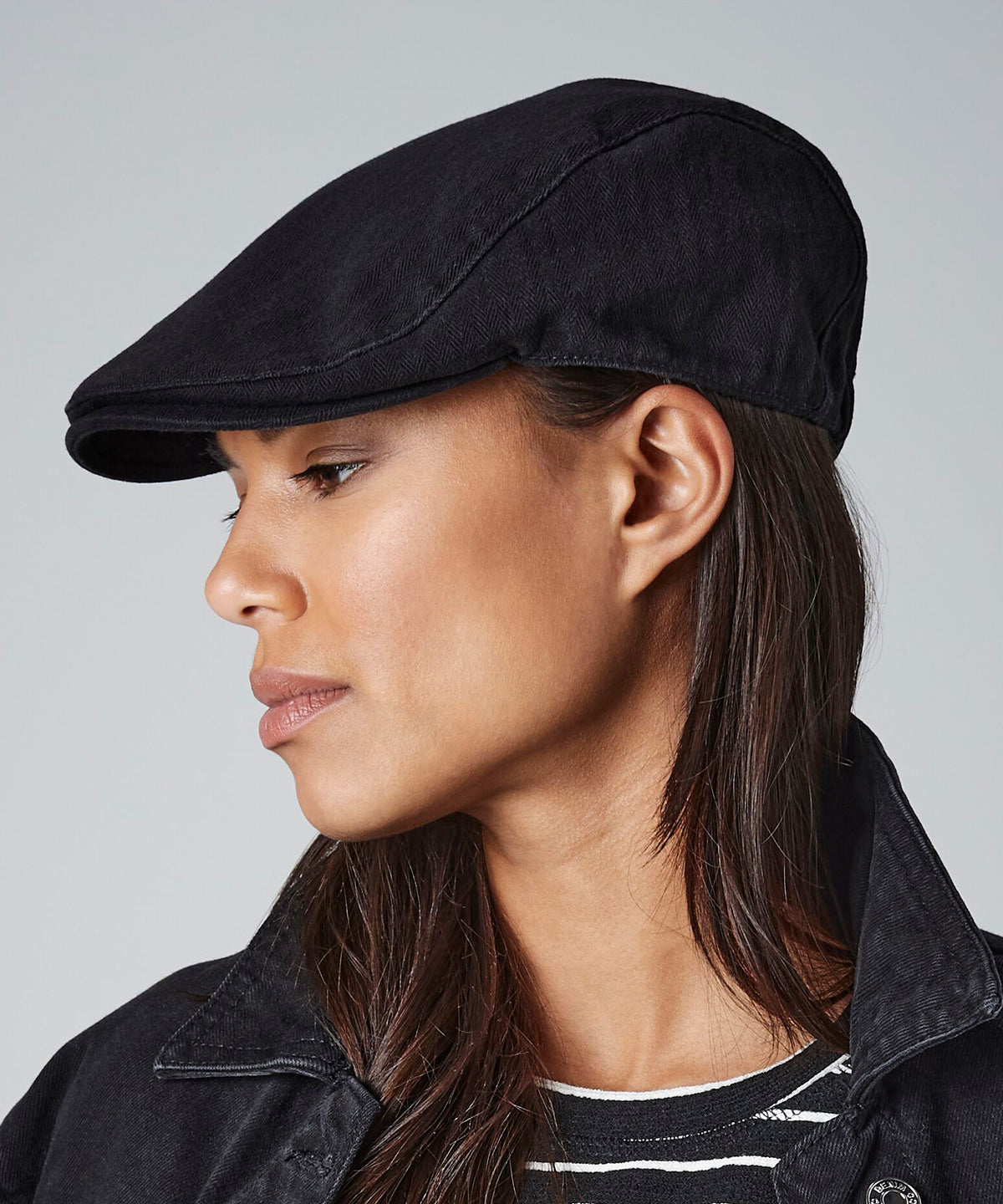 Beechfield Vintage flat cap in Black, lifestyle photo