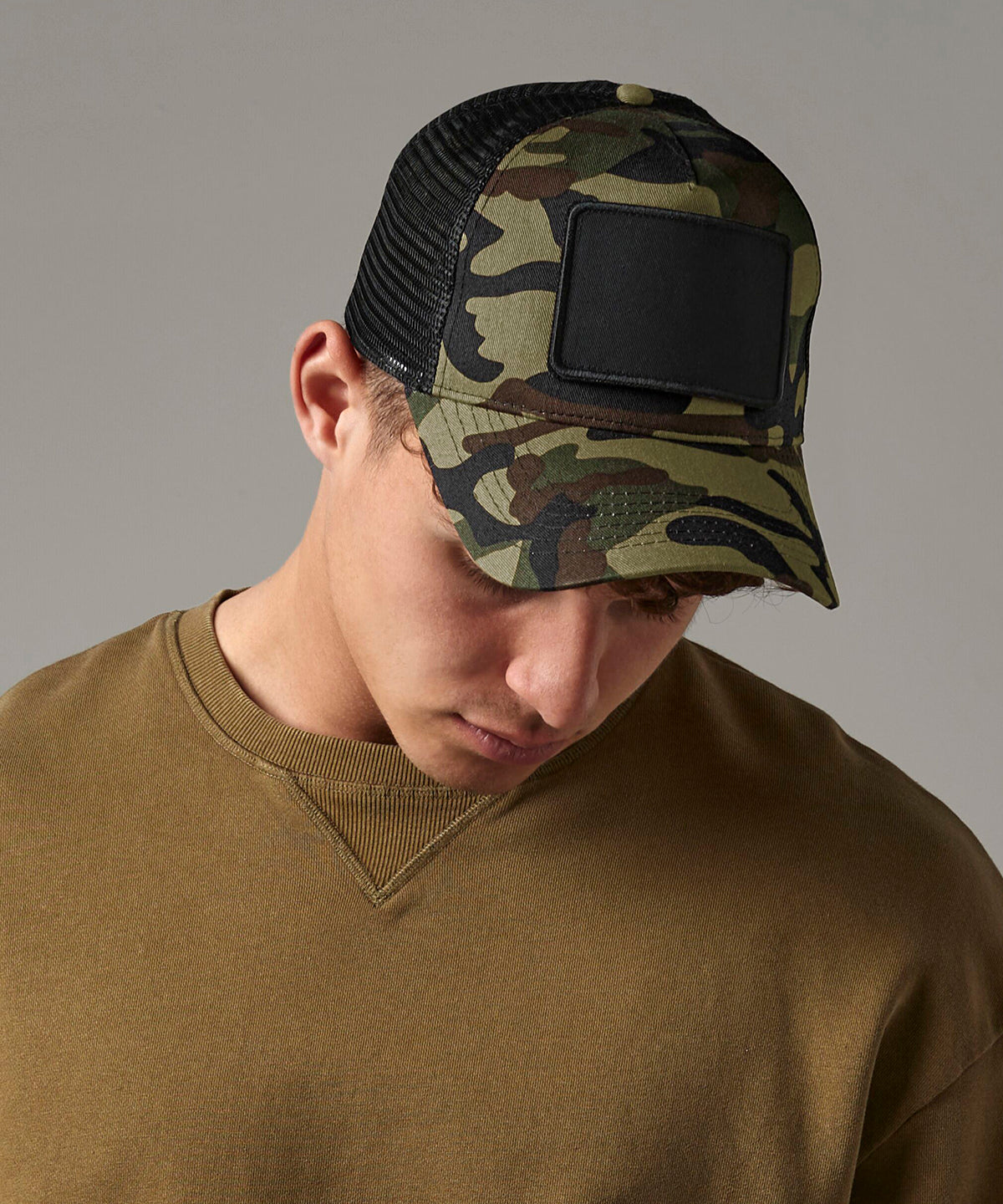 Beechfield Patch snapback trucker, lifestyle photo