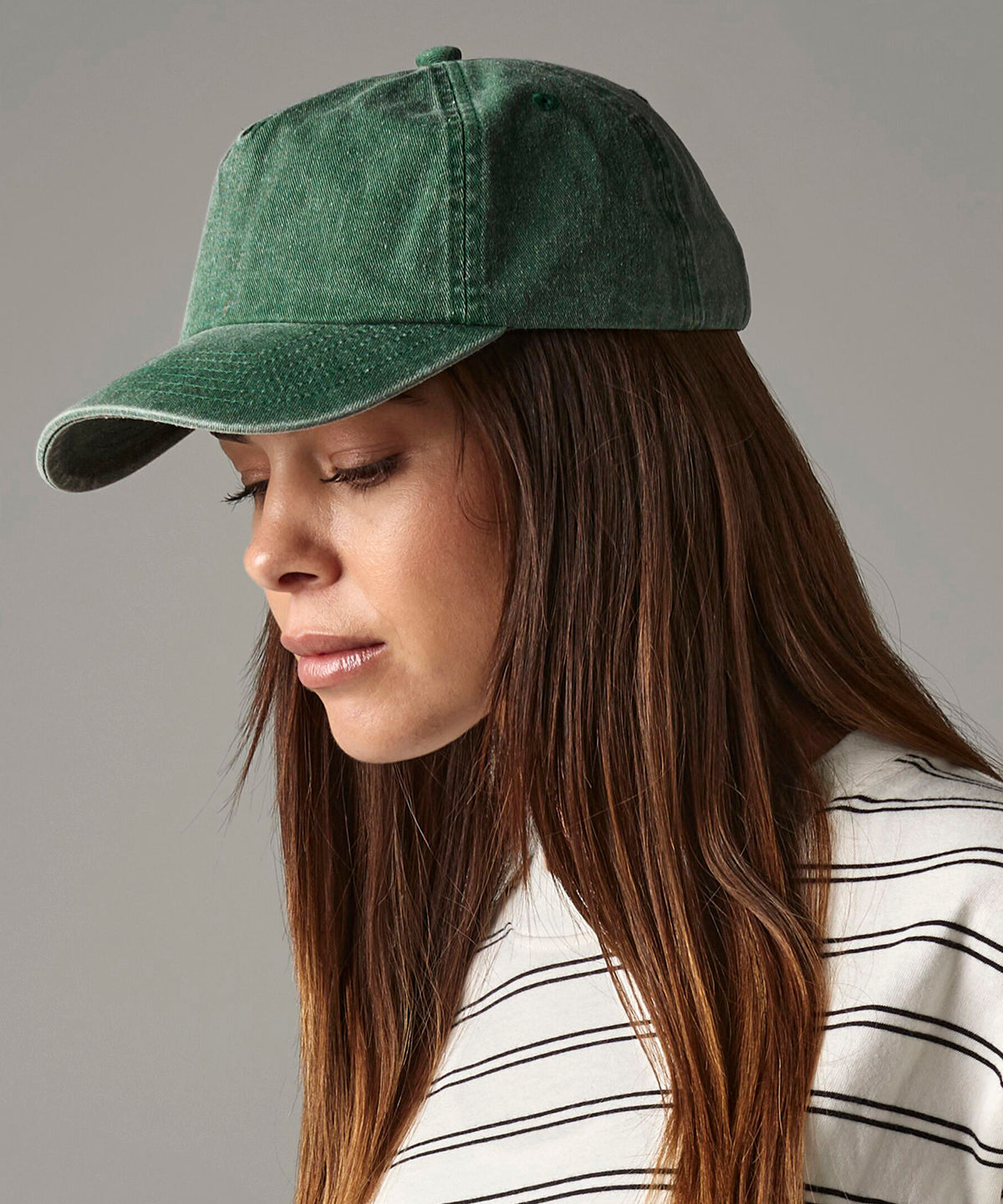 Beechfield Relaxed 5-panel vintage cap, lifestyle photo