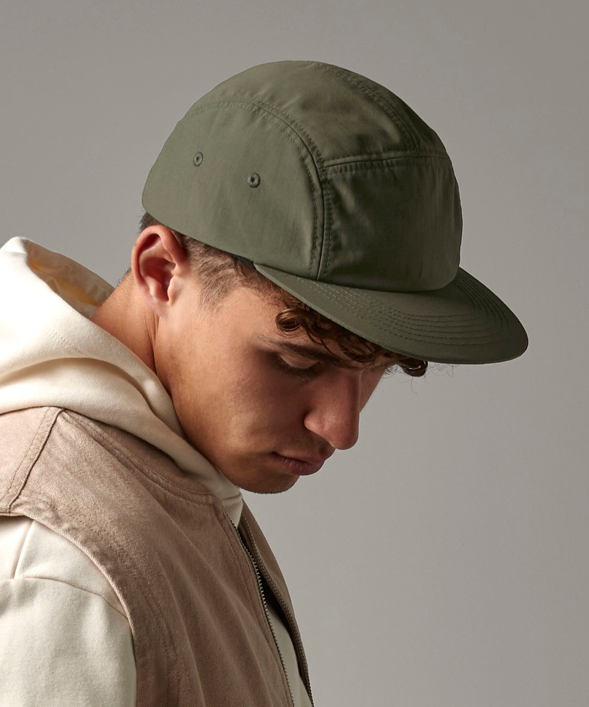 Beechfield Outdoor 5-panel camper cap, lifestyle photo