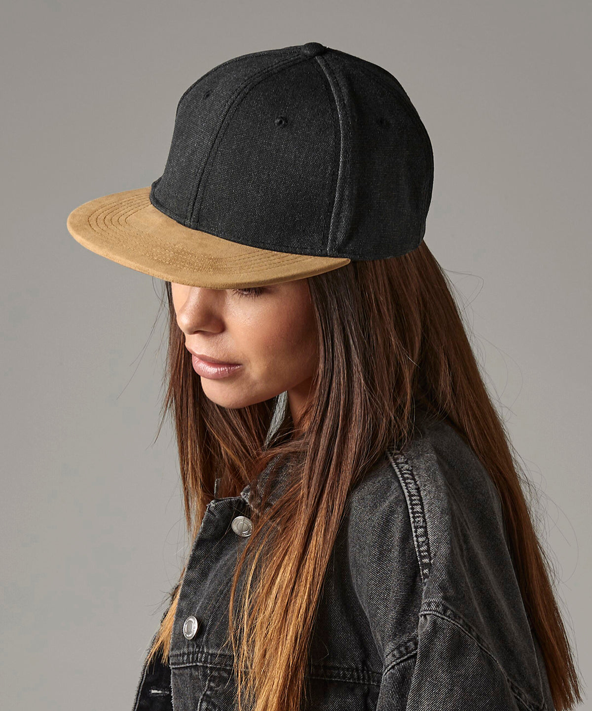 Beechfield Suede peak snapback, lifestyle photo