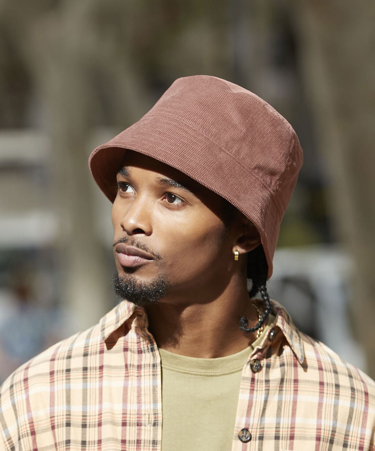 Beechfield EarthAware organic cord bucket hat, lifestyle photo