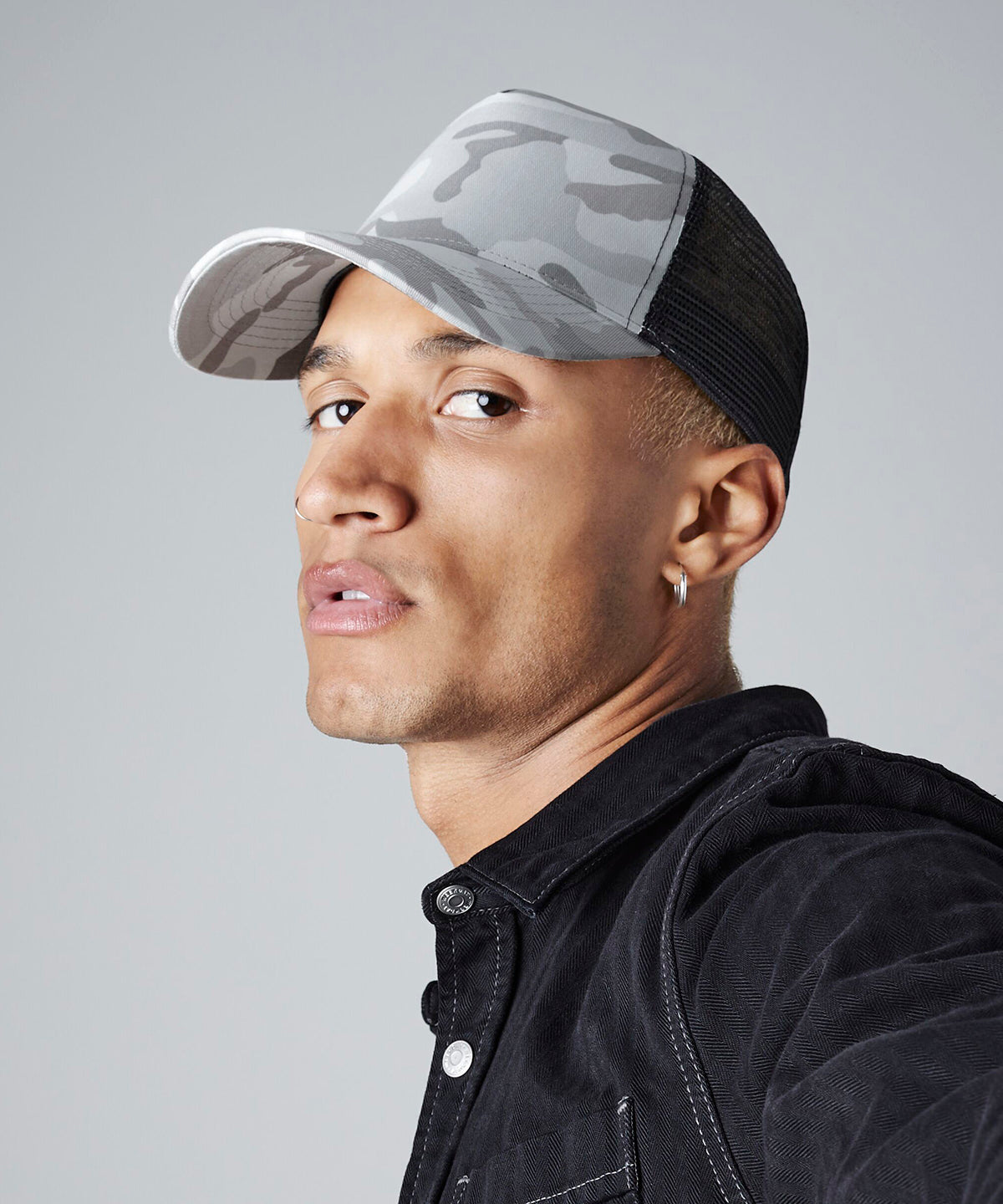 Beechfield Camo snapback trucker, lifestyle photo